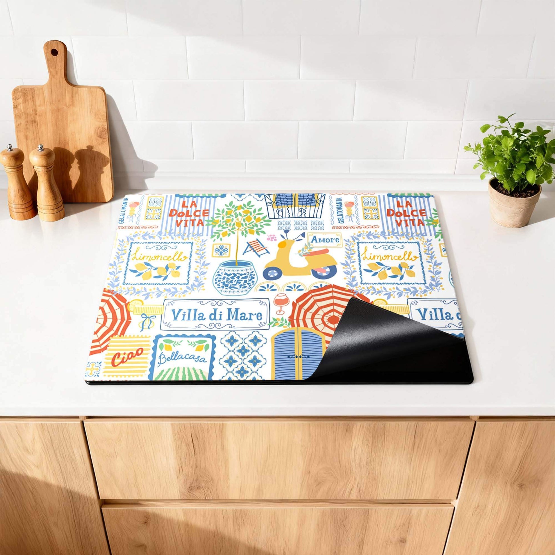 Villa Mare - Inductie Beschermer met mediterrane icooncollage en Italiaanse kustcharmes op keukeninductieplaat. Zomerse stijl bescherming.