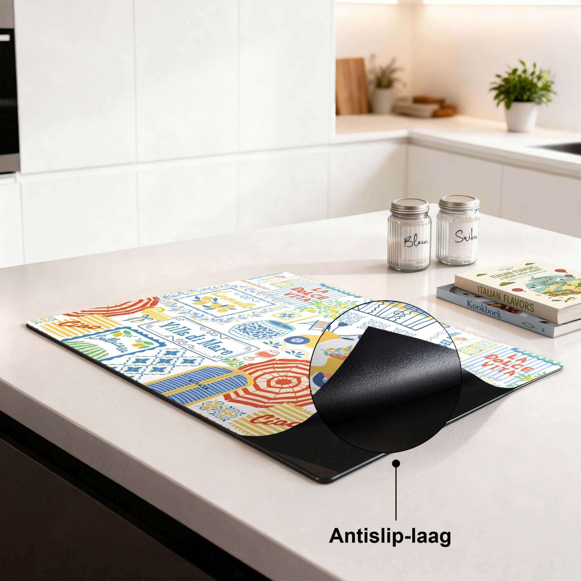 Villa Mare - Inductie Beschermer met mediterrane collage op een keukenblad, met antislip-laag voor bescherming van de inductieplaat.