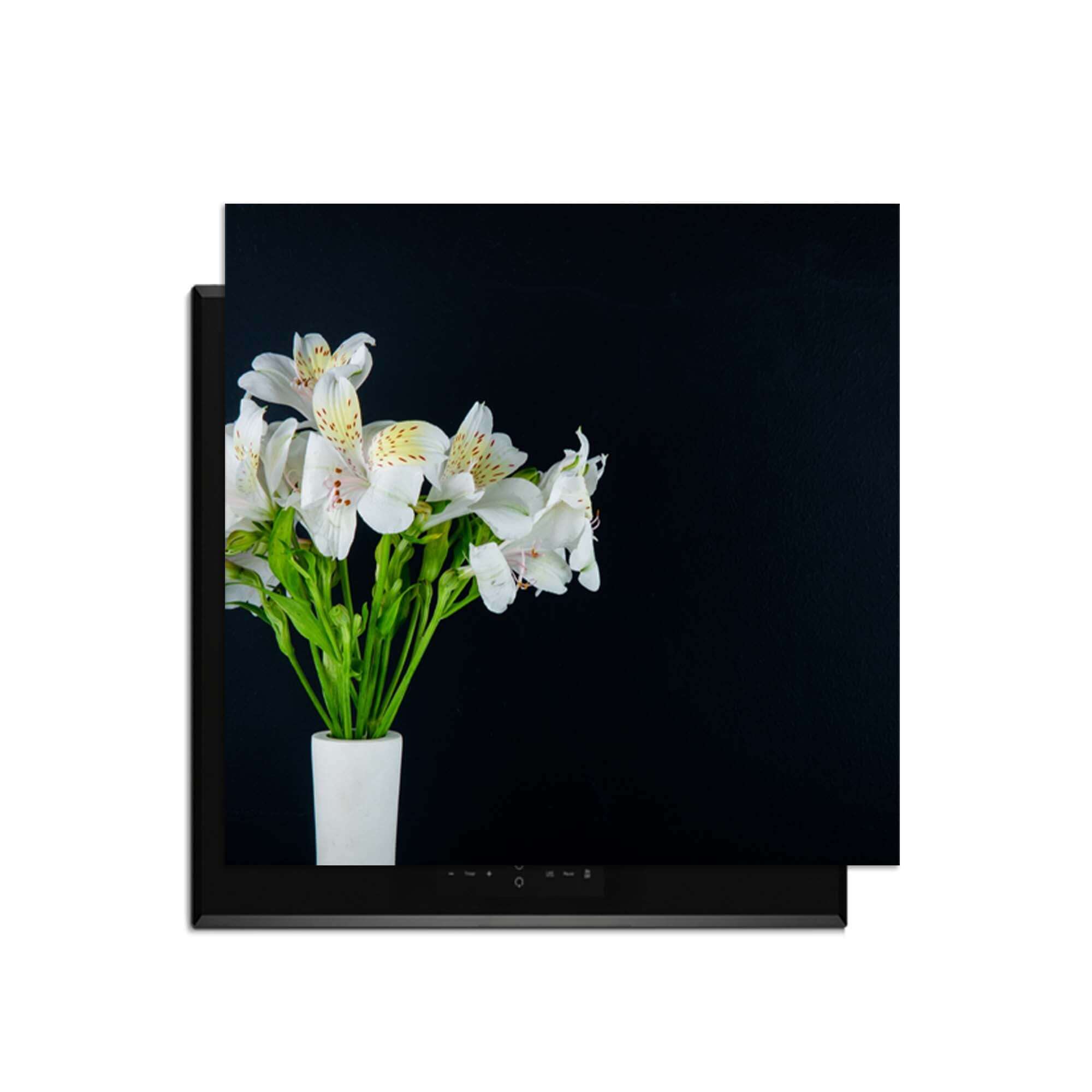 White Whisper - Inductie Beschermer met witte bloemen in een vaas op een zwarte achtergrond.