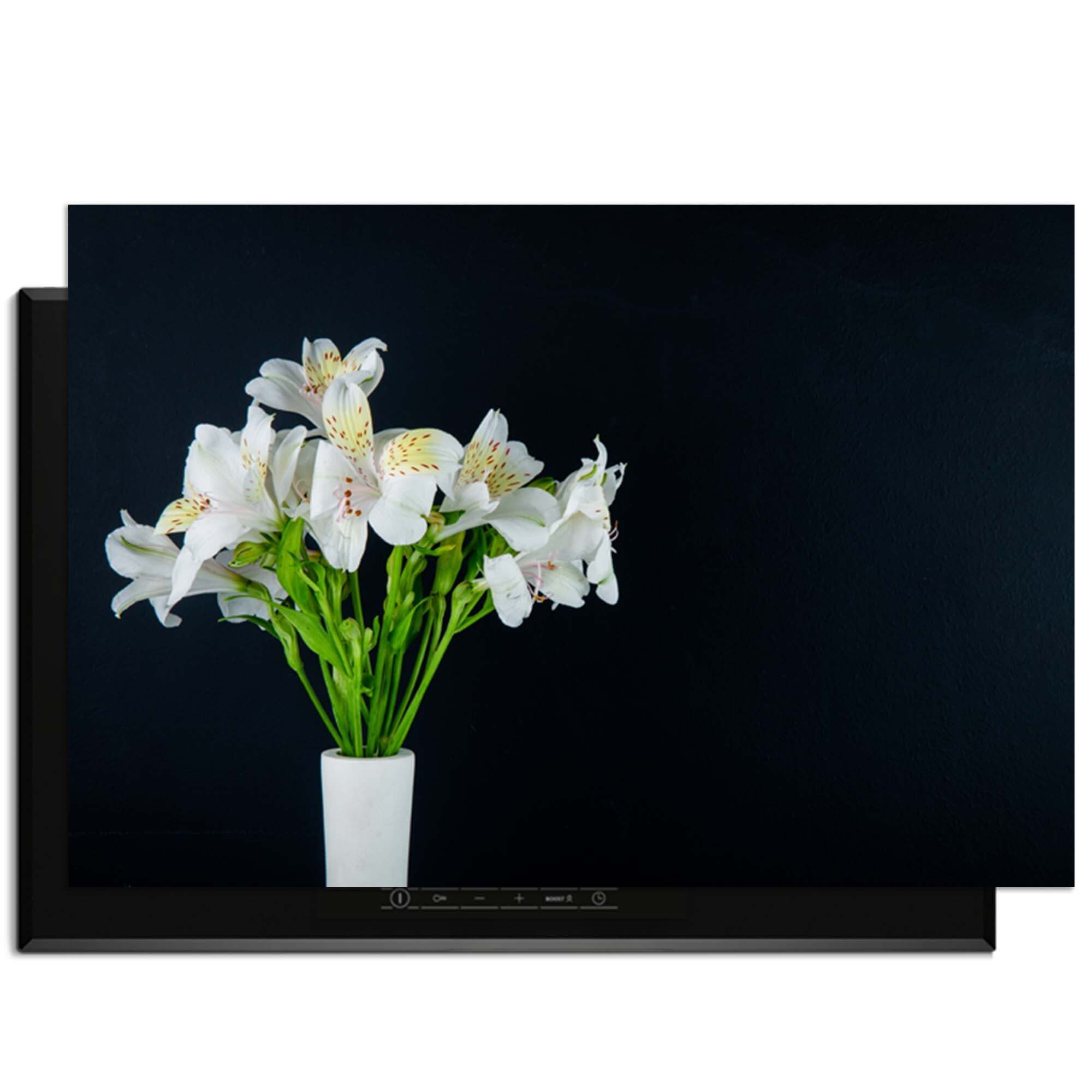 White Whisper - Inductie Beschermer met witte bloemen voor een moderne keuken