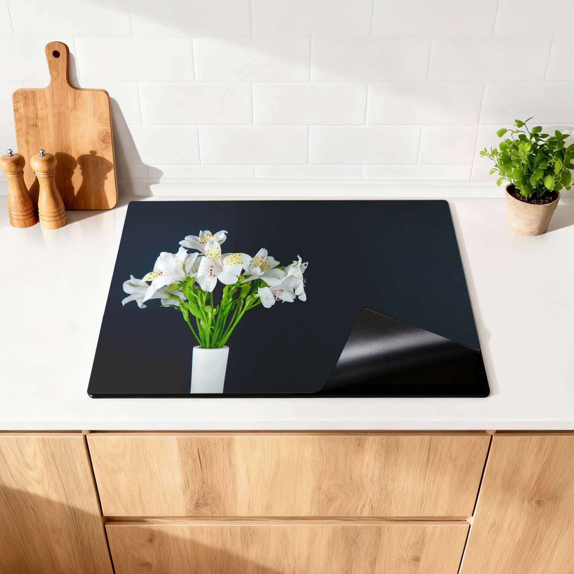 White Whisper - Inductie Beschermer op een keukenblad met bloemen en een schone uitstraling.
