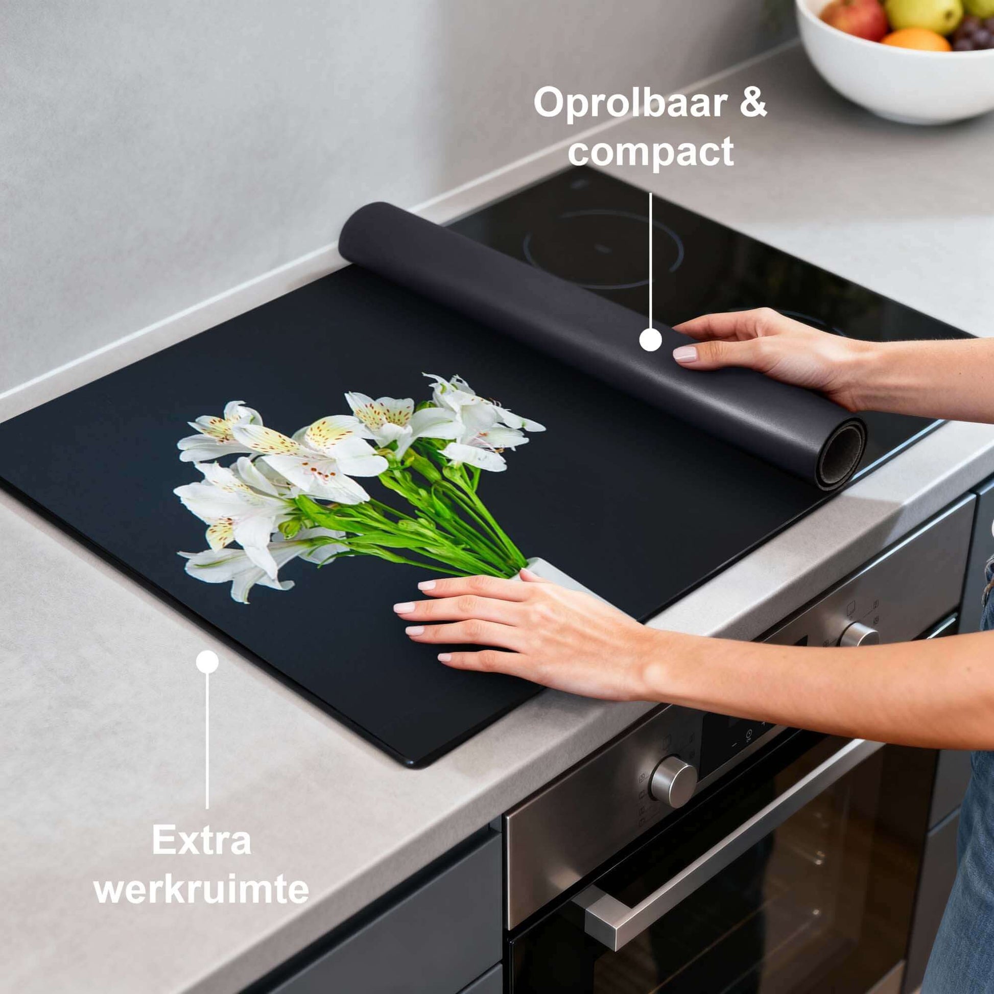 White Whisper - Inductie Beschermer op inductiekookplaat met witte bloemen en extra werkruimte.