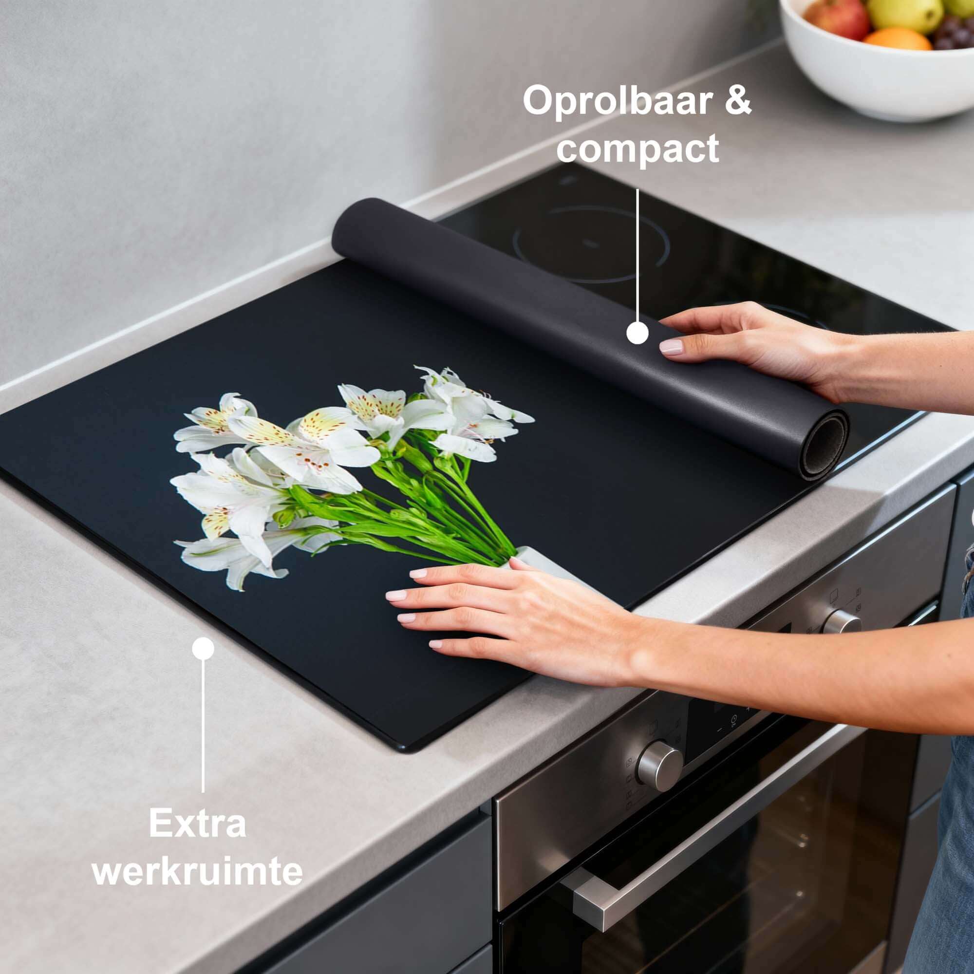 White Whisper - Inductie Beschermer op inductiekookplaat met witte bloemen en extra werkruimte.