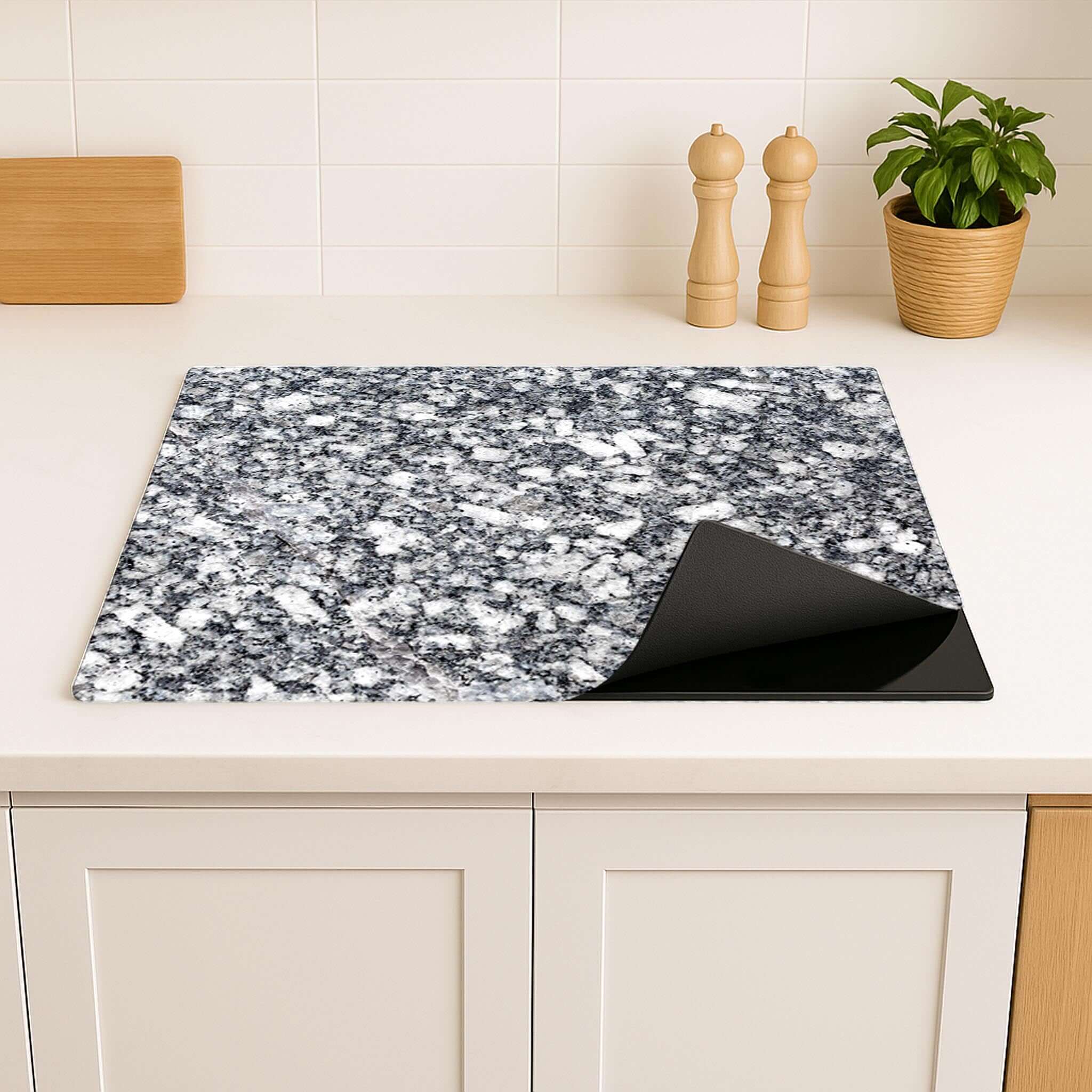 Detailweergave van de inductie beschermer Midnight Granite