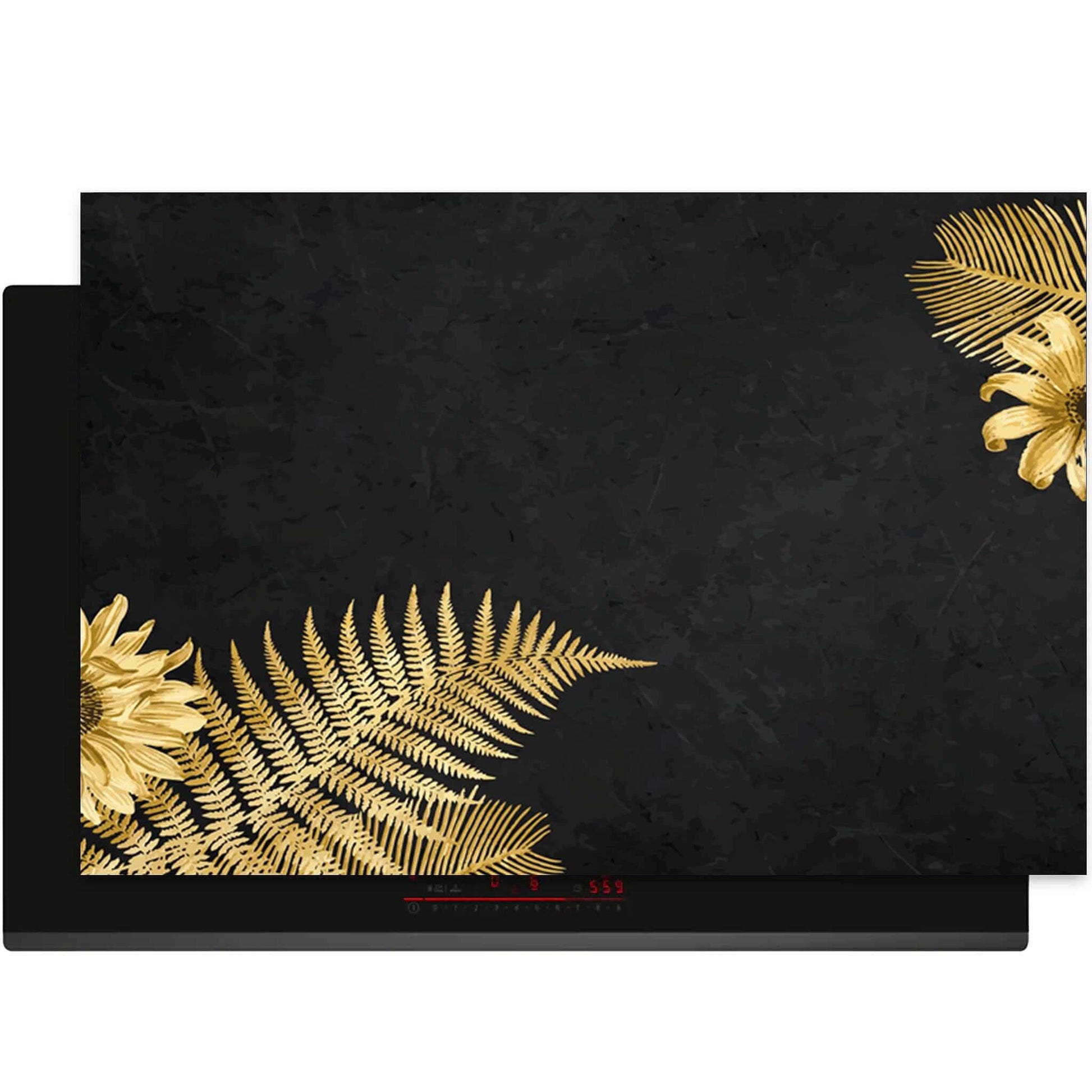 Luxe inductiebeschermer met gouden varens en bloemen op een zwarte marmer-look achtergrond.