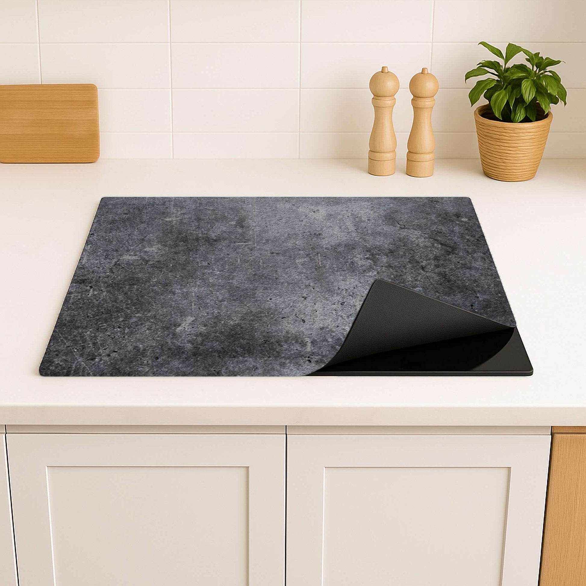 Donkergrijze inductiebeschermer van vinyl in betonlook