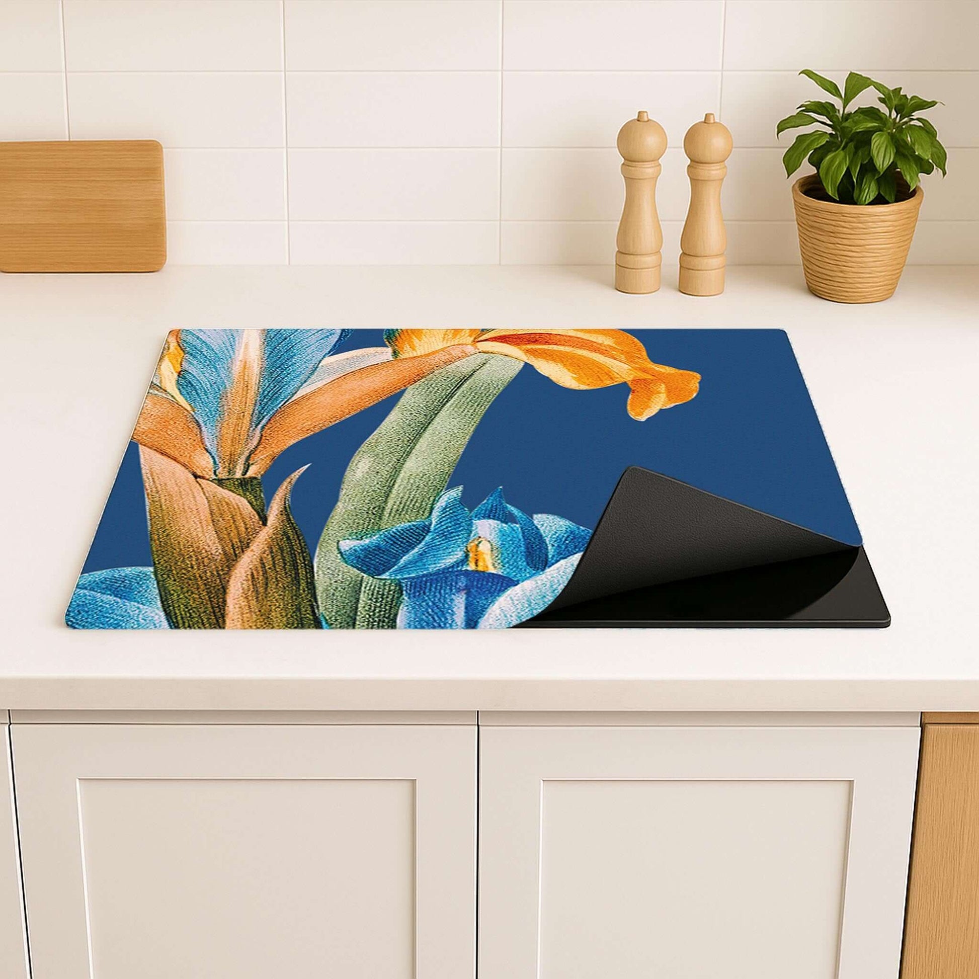 Detail van iris bloemenprint op inductiebeschermer, stijlvol en praktisch