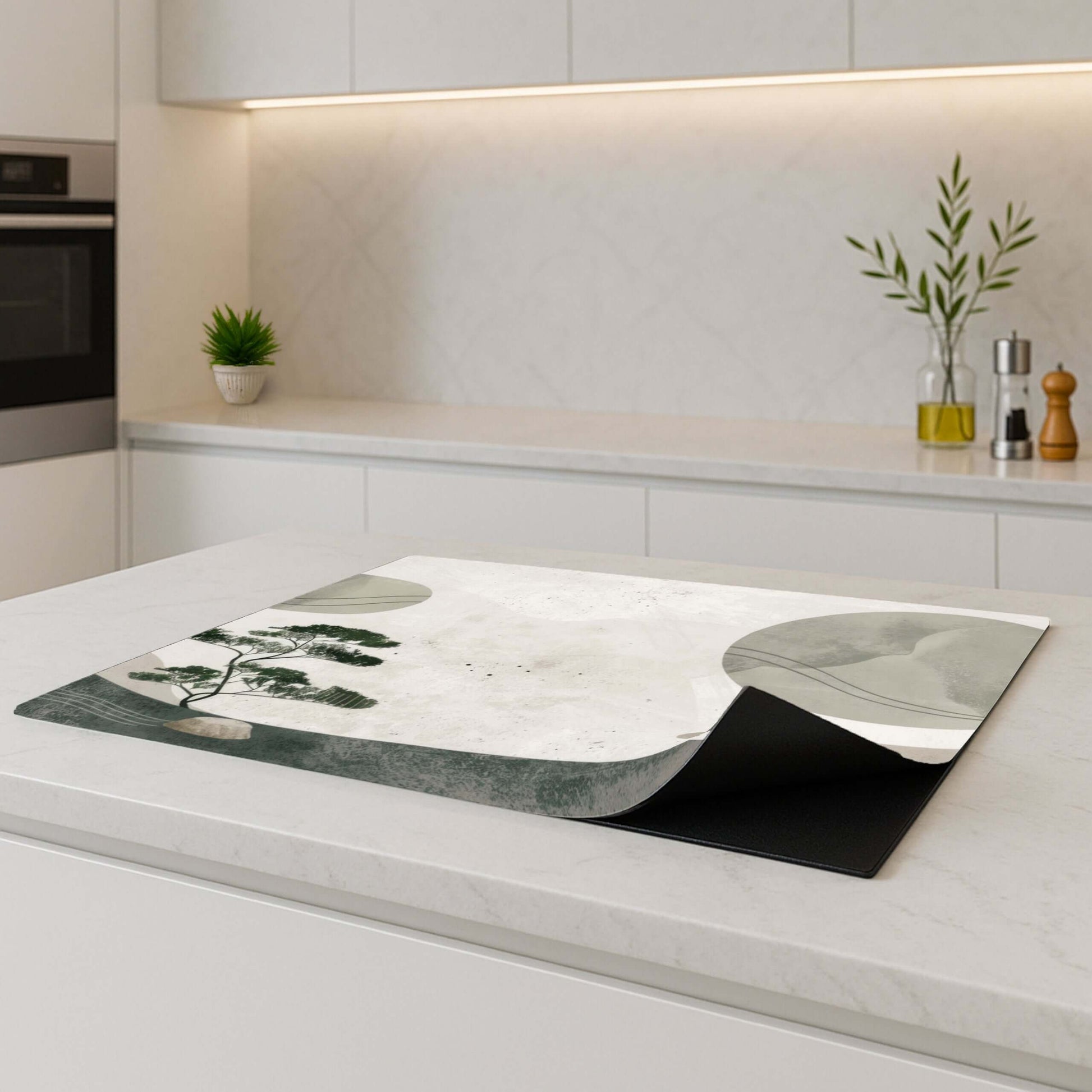 Zen Pine inductie beschermer op keukenblad voor praktische bescherming en Japandi design.