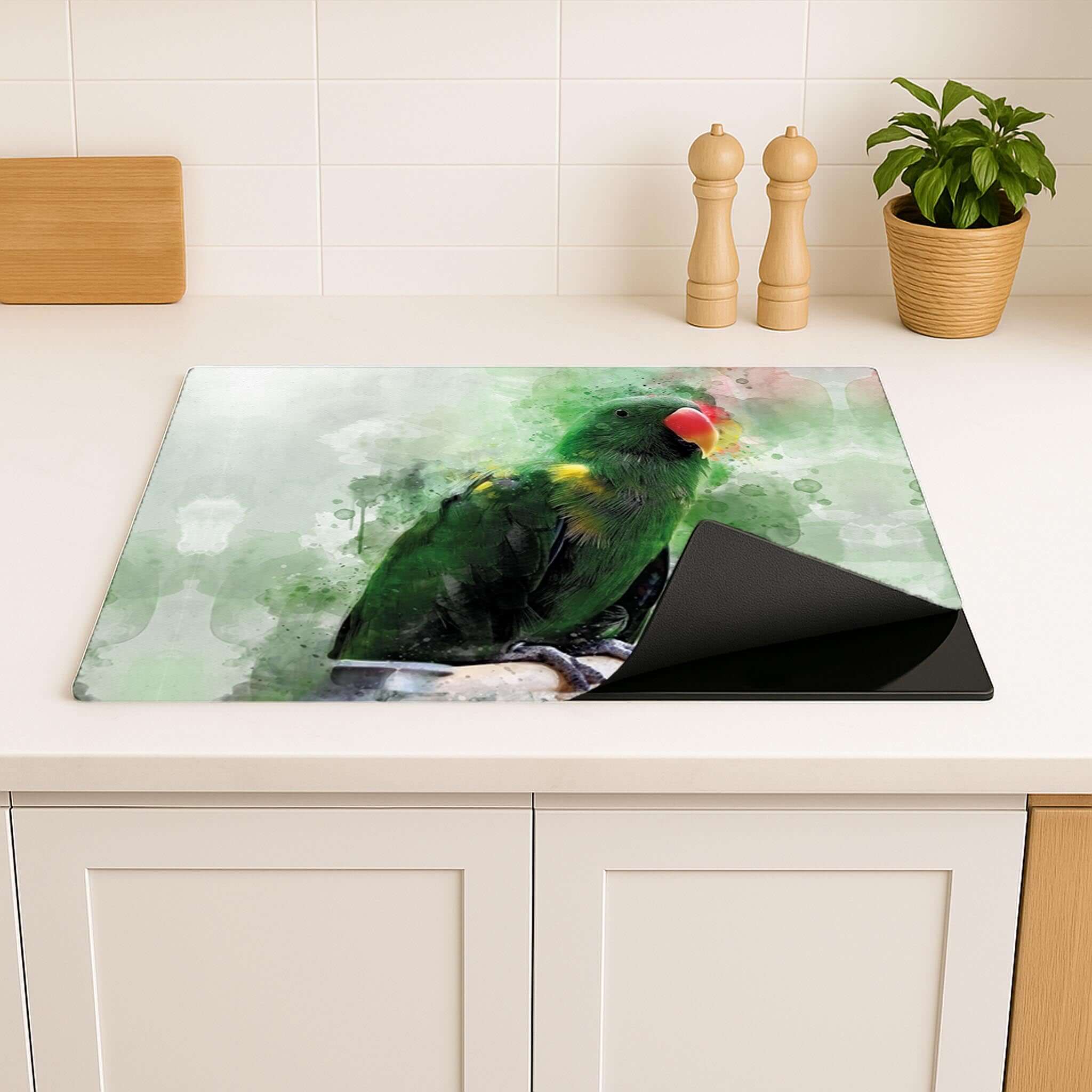 Inductie beschermer met papegaai in een lichte keuken, sfeerfoto