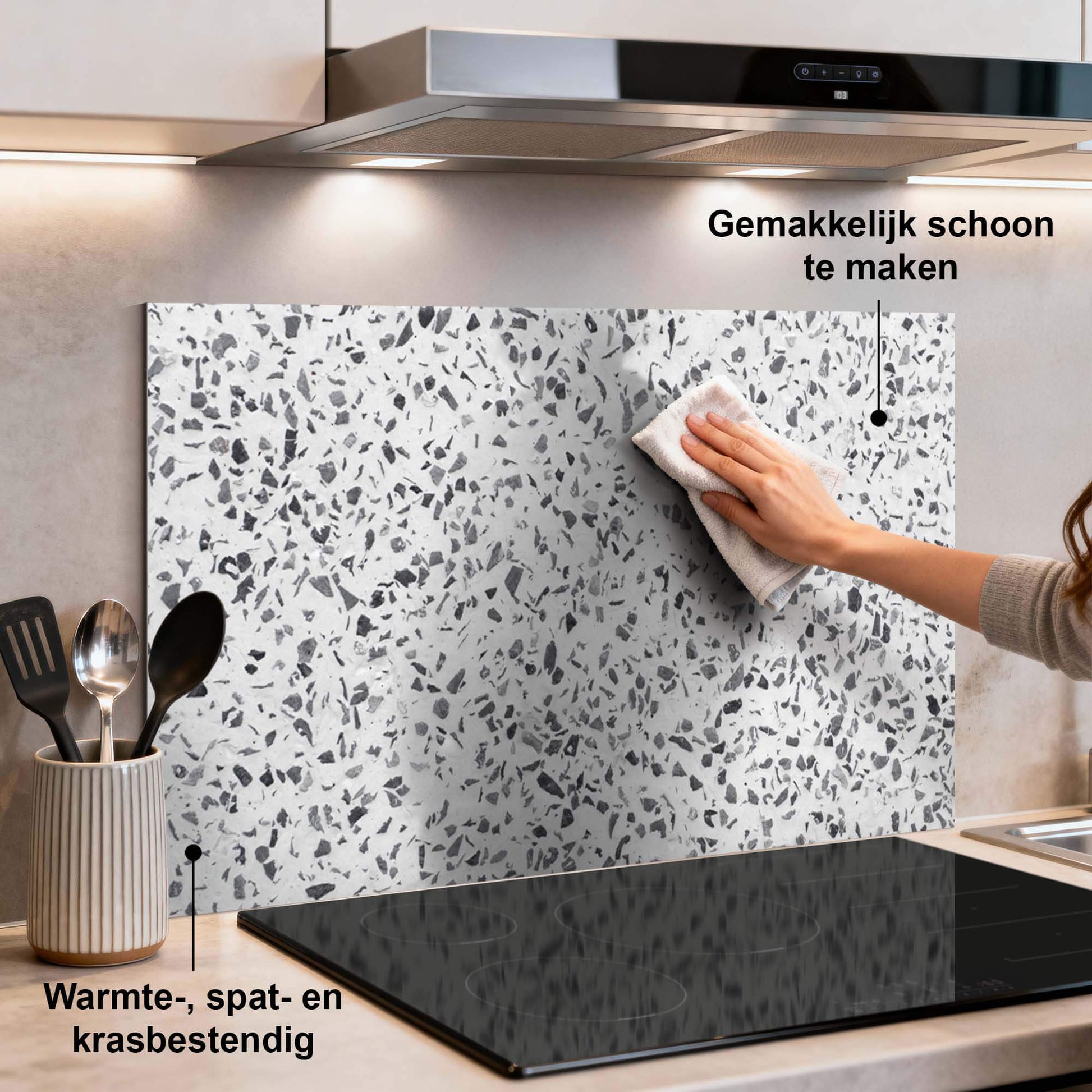 Carrara Mist Spritzwand in der Küche, hitzebeständige Aluminium Spritzwand in Marmoroptik, kratzfest und pflegeleicht.