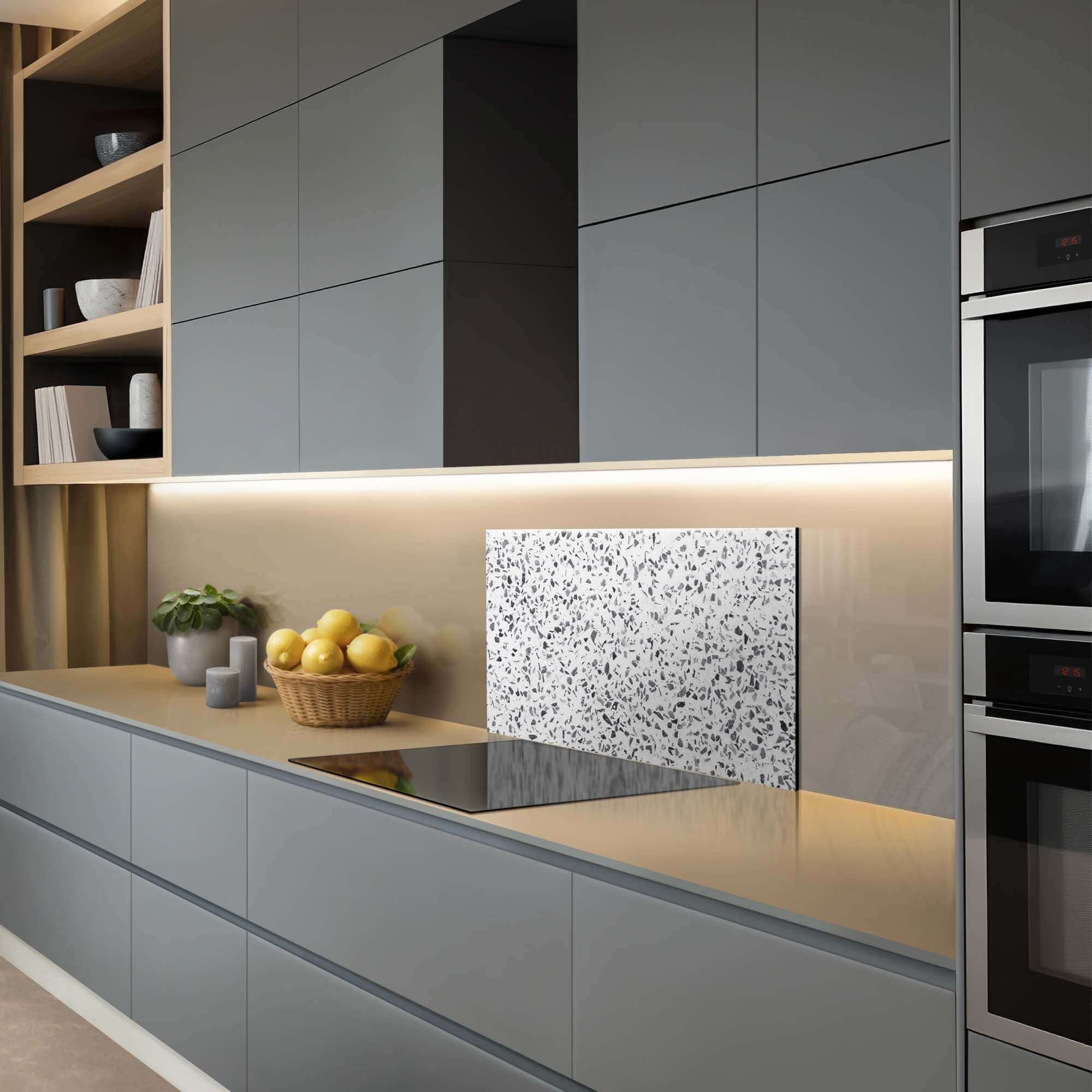 Carrara Mist Splashback als Küchenspritzwand, großformatige Spritzwand, elegantes und kratzfestes Design in der modernen Küche.