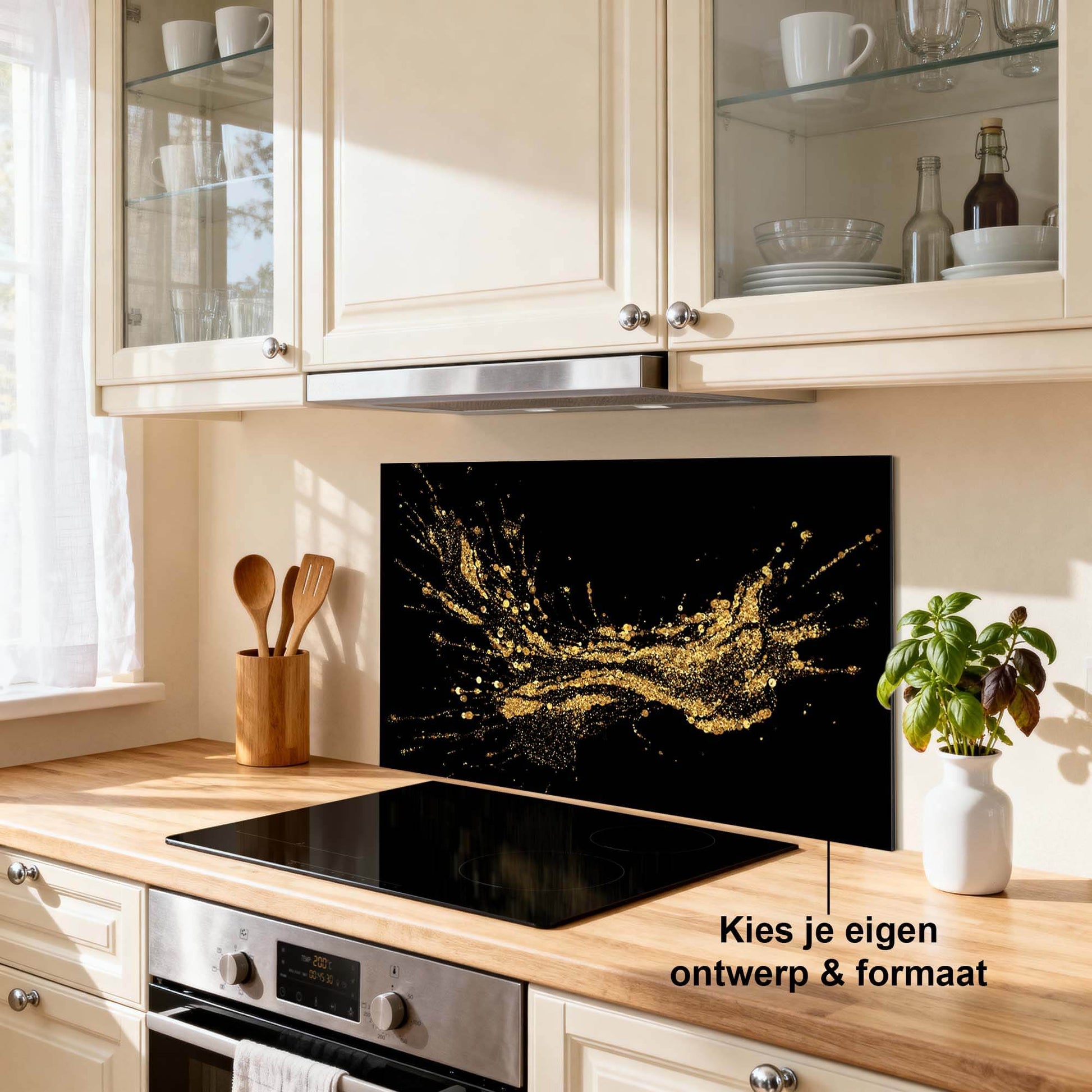 Golden Splash Spatscherm als keuken spatscherm met luxe gouden design op diepzwart, passend bij elke keukenstijl. Kies je ontwerp & formaat.