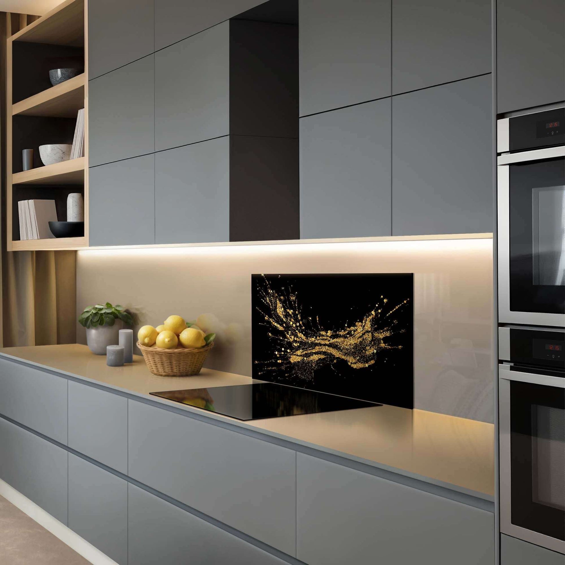 Golden Splash Spatscherm in moderne keuken, een luxueus spatscherm met gouden design. Spatwand ideaal voor elke keukenstijl.