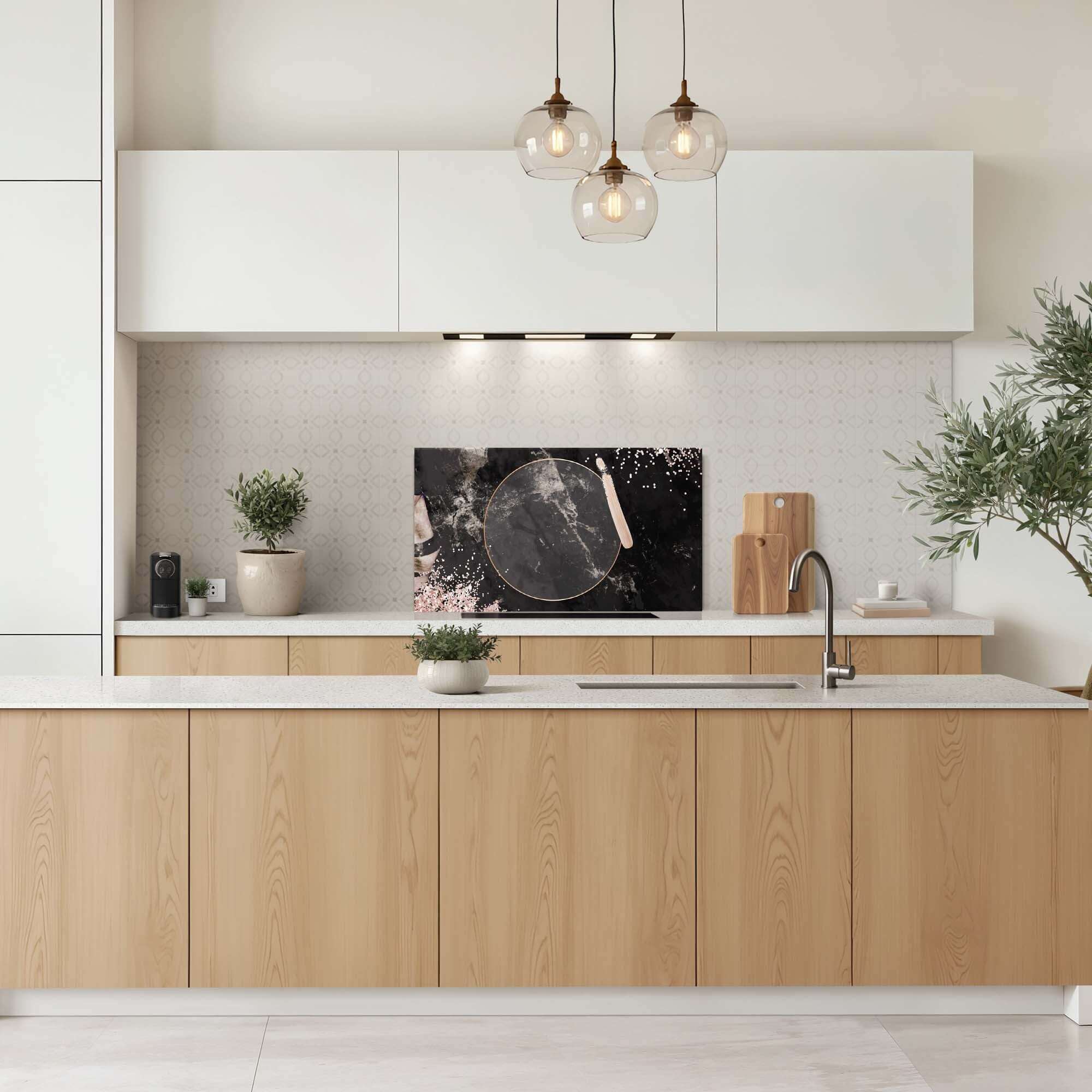 Keukeninterieur met Midnight Rose Spatscherm, elegant en luxueus ontwerp in marmer met roségouden accenten. Perfecte spatwand voor elke keuken.