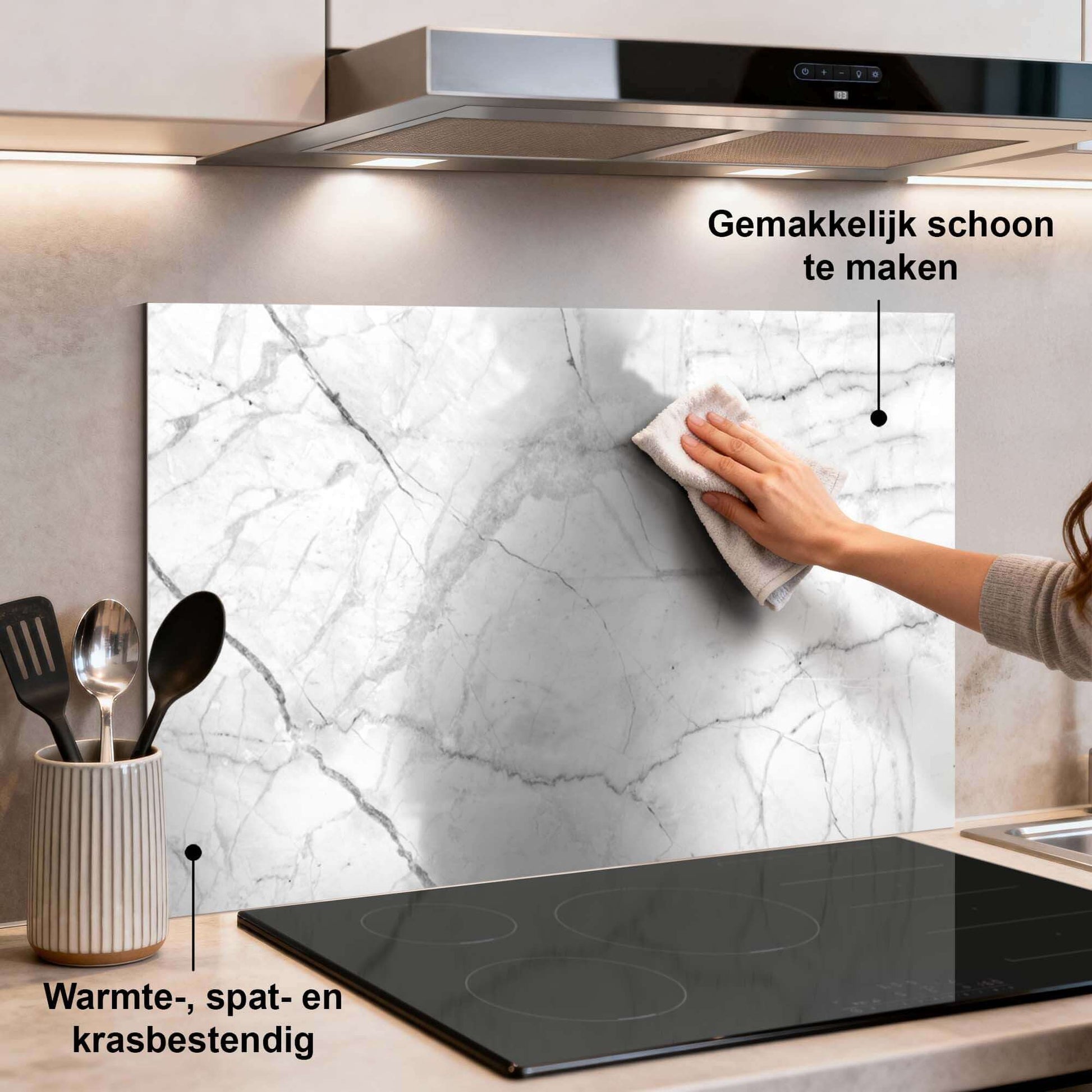 Carrara Light Spatscherm in keuken met wit marmer en grijze aders, ideaal als stijlvolle spatwand. Spatscherm eenvoudig schoon te maken.