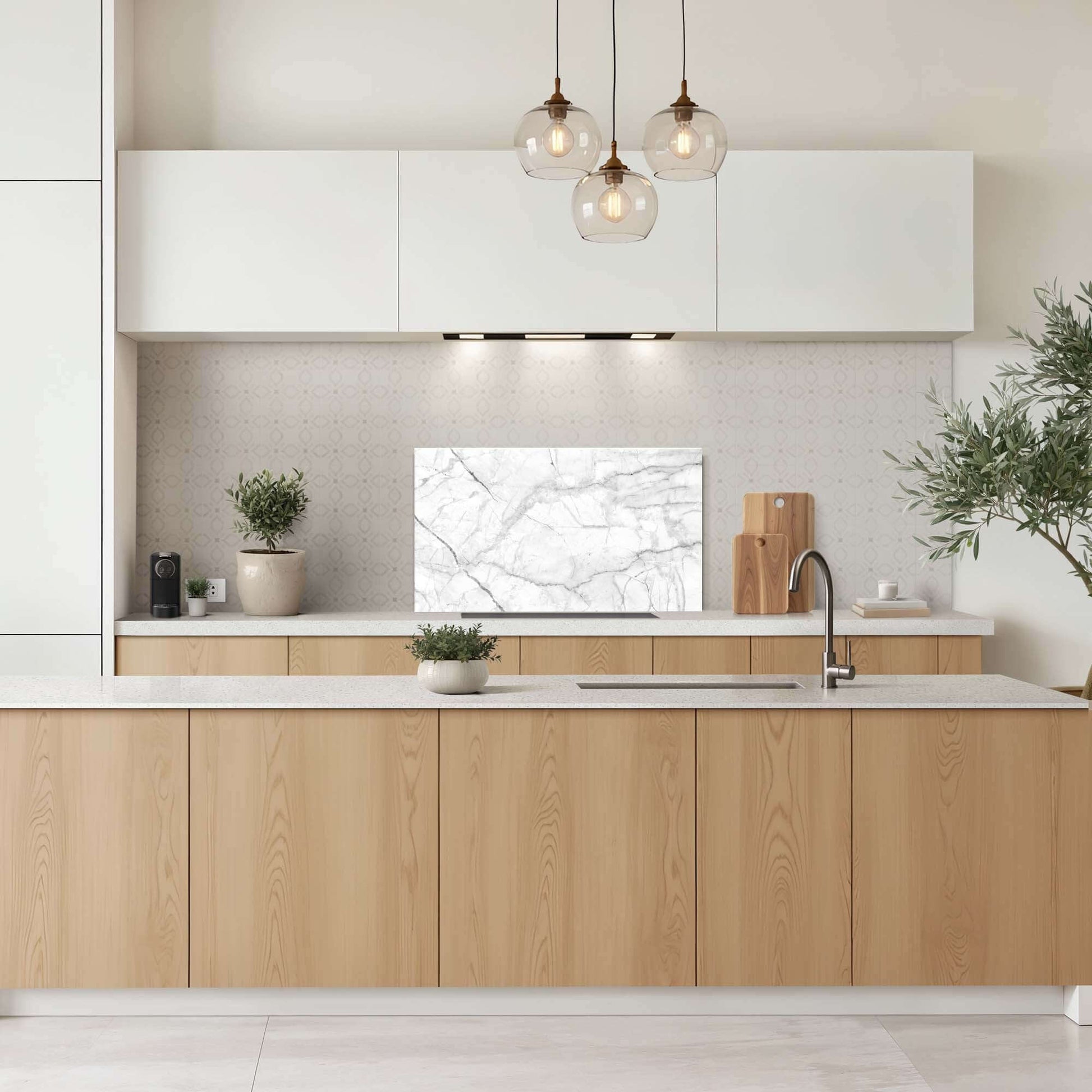 Carrara Light Spatscherm in moderne keuken met marmeren Spatwand en houten kasten, voor een luxe en frisse uitstraling.