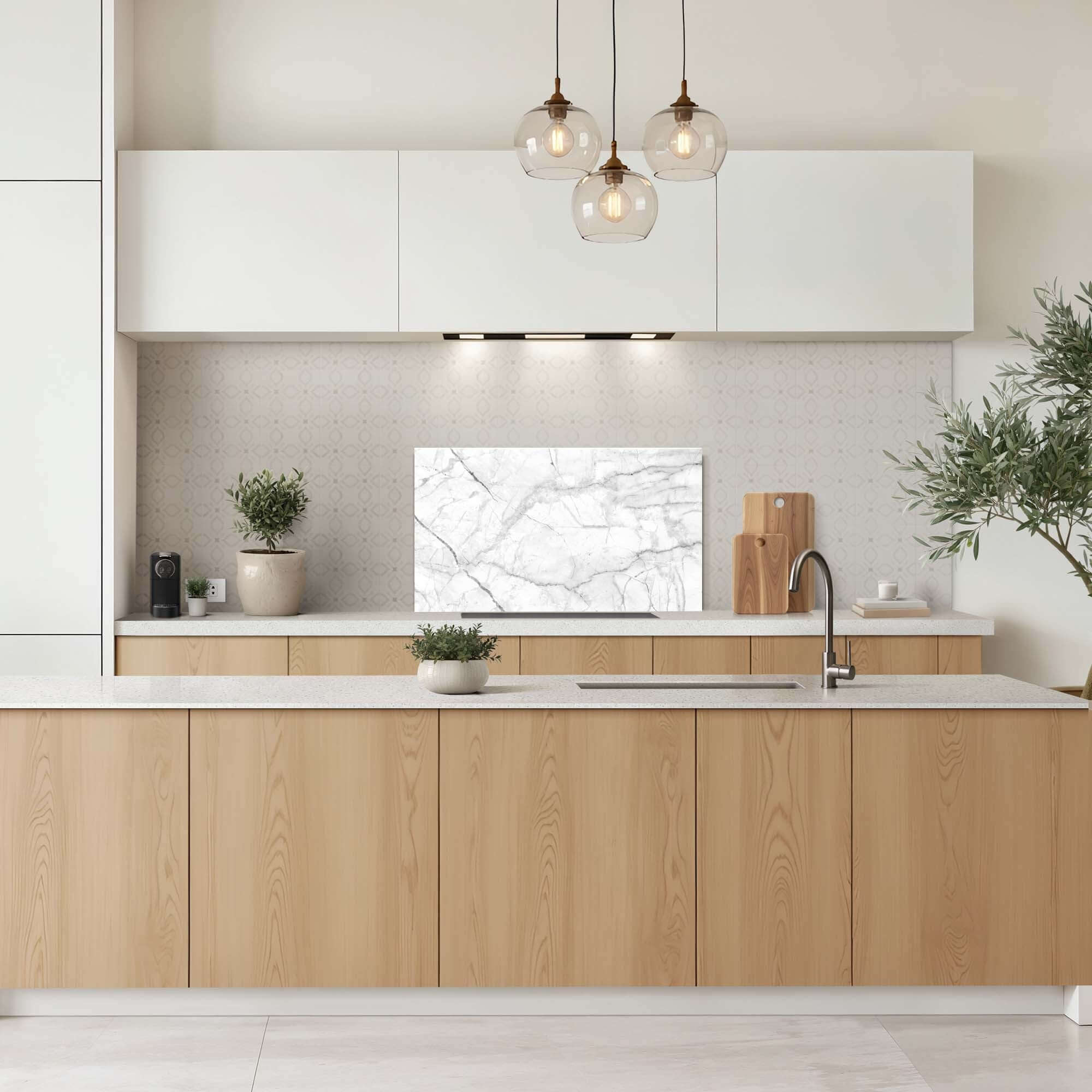 Carrara Light Spatscherm in moderne keuken met marmeren Spatwand en houten kasten, voor een luxe en frisse uitstraling.