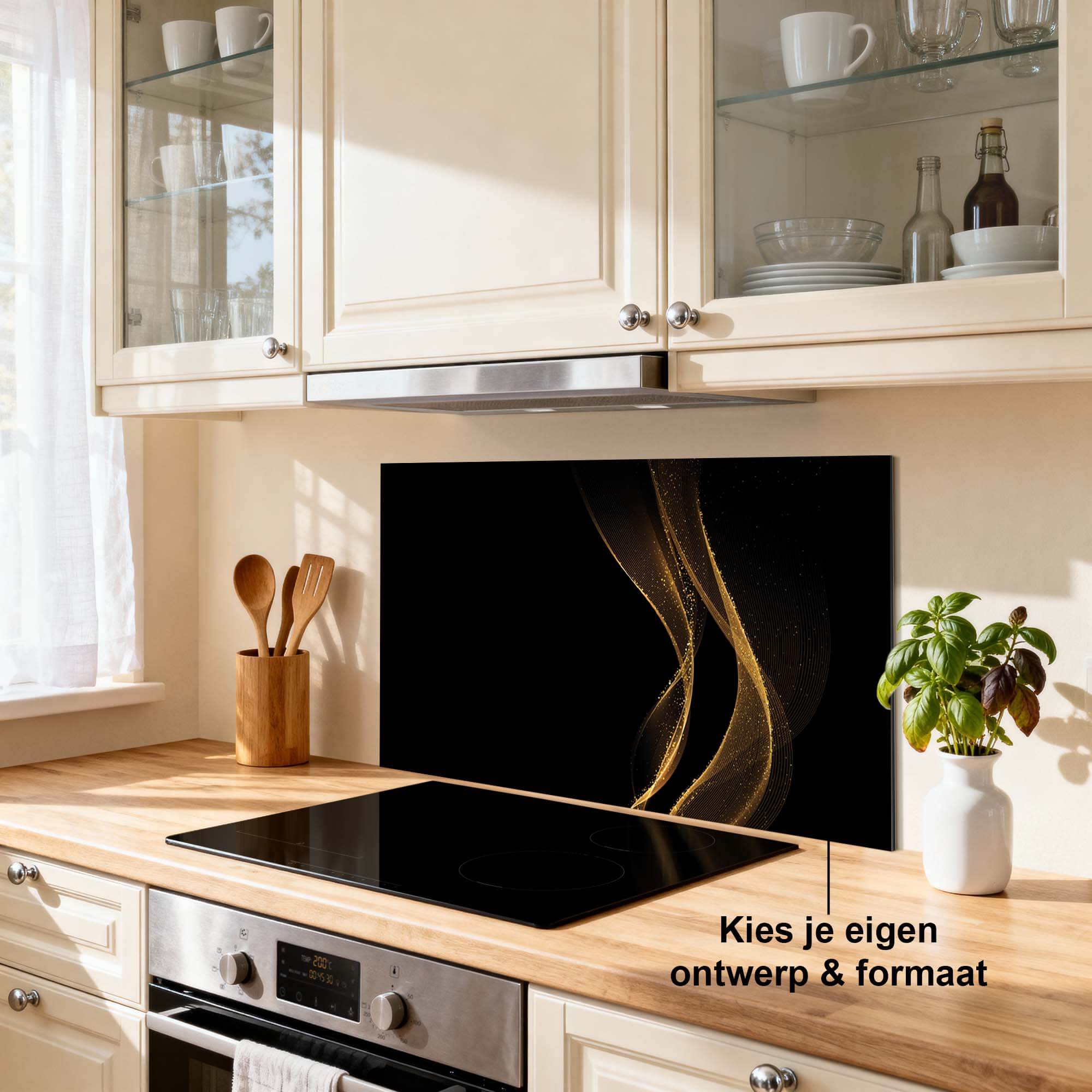 Keuken met Golden Flow Spatscherm, een elegant zwart spatscherm met gouden lijnen. Ideaal als keuken spatscherm voor bescherming en stijl.