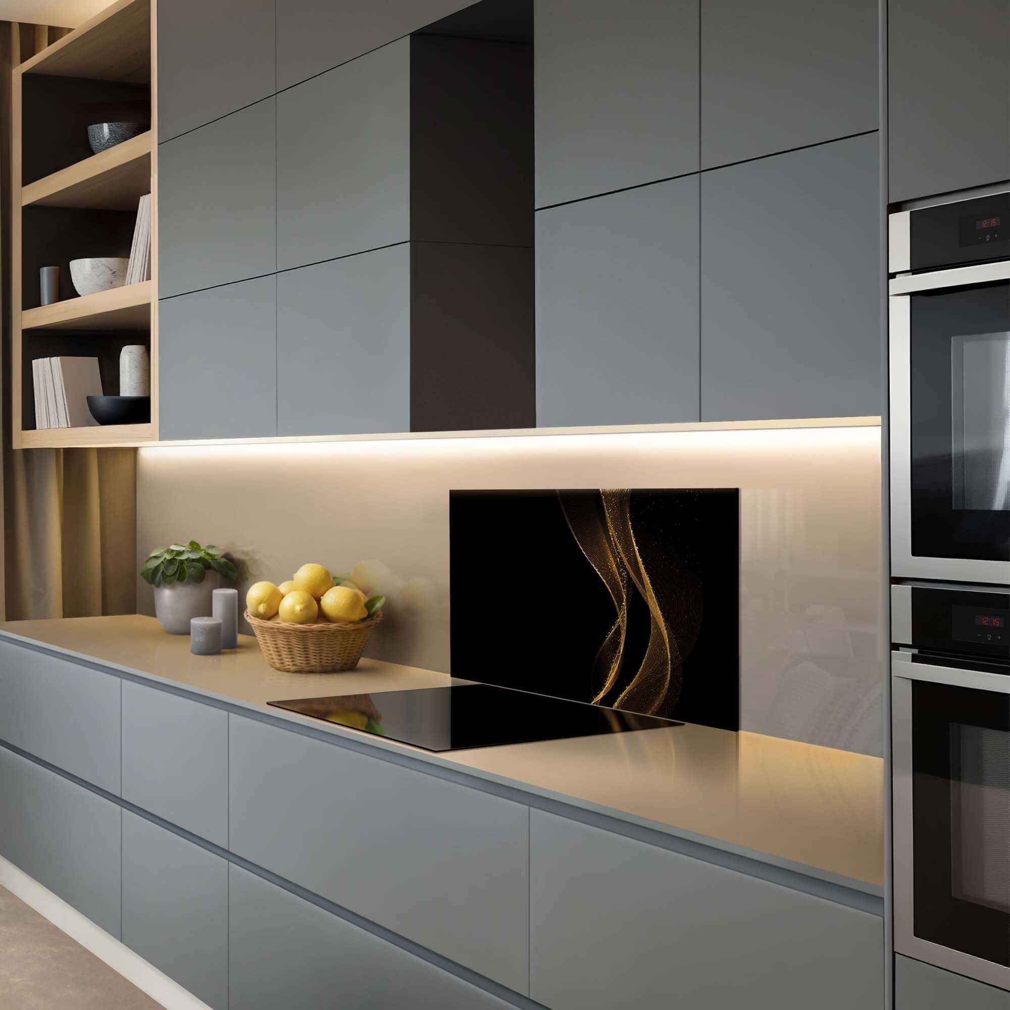 Golden Flow Spatscherm met zwart en gouden lijnen, stijlvol keuken spatscherm voor spatwand bescherming.