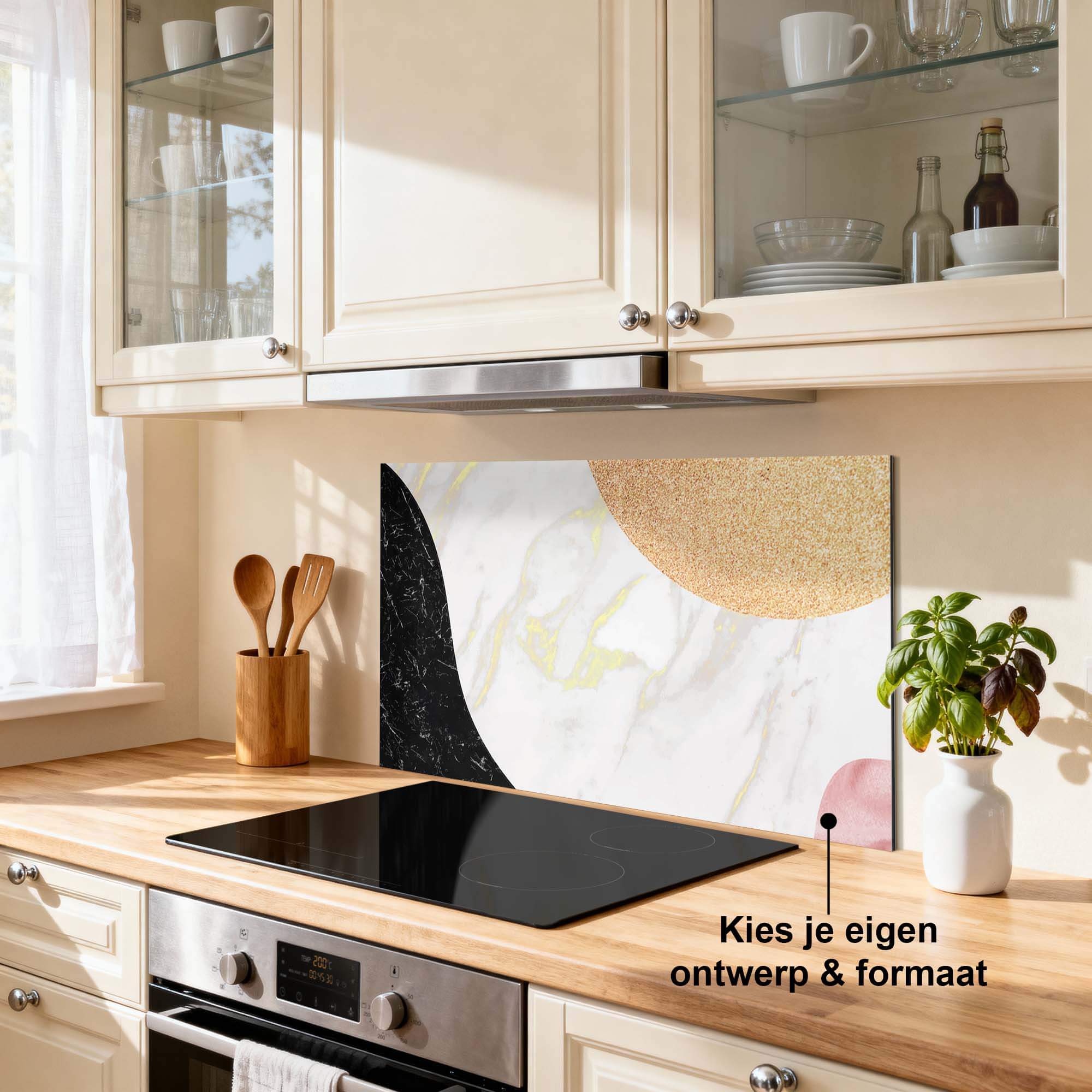 Keuken met Marble Chic Spatscherm, elegant spatscherm in marmer look met goud en zwart, ideaal keuken spatscherm en spatwand