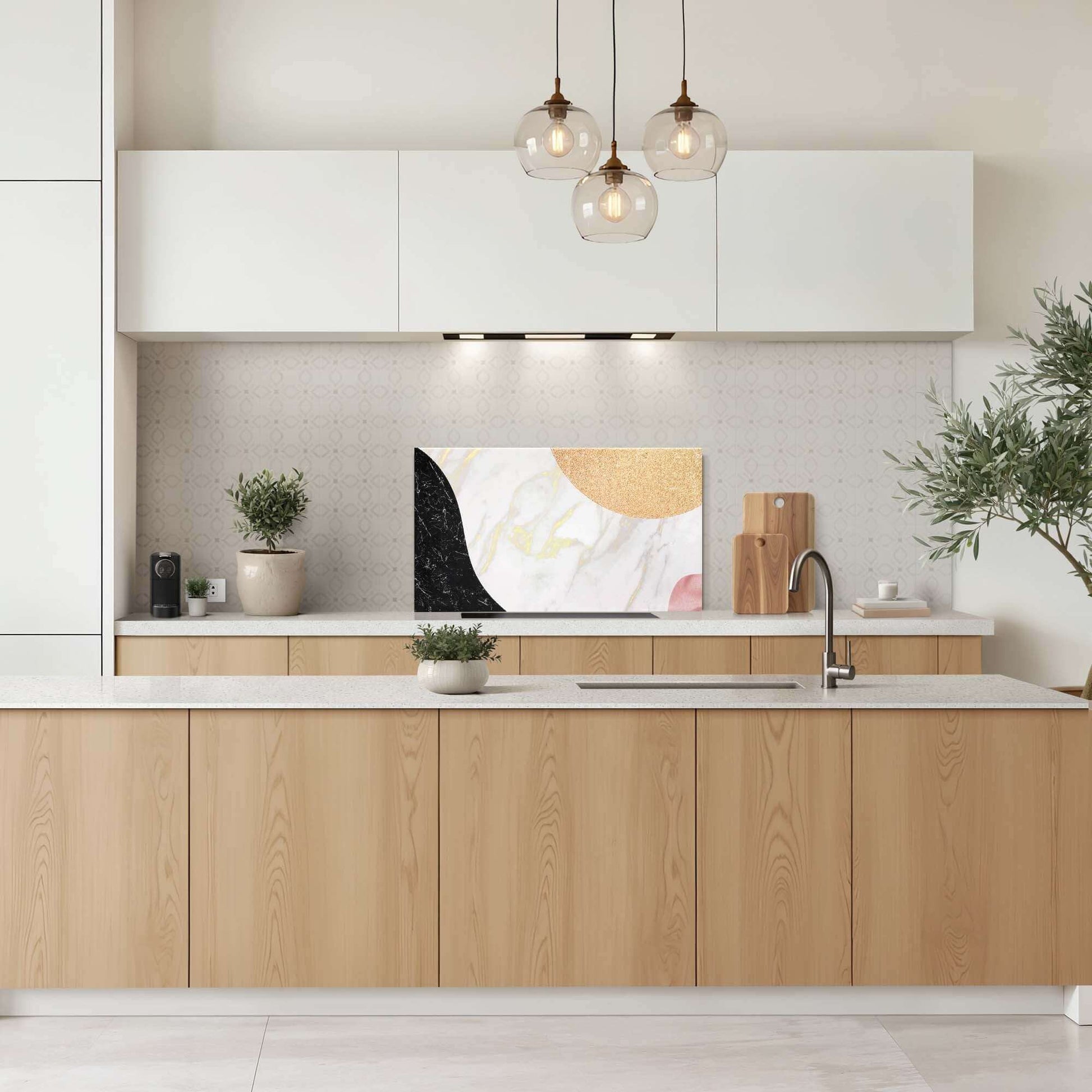 Marble Chic Spatscherm in moderne keuken, met stijlvolle marmerdesign en gouden, zwarte accenten. Perfecte spatwand en keuken spatscherm.