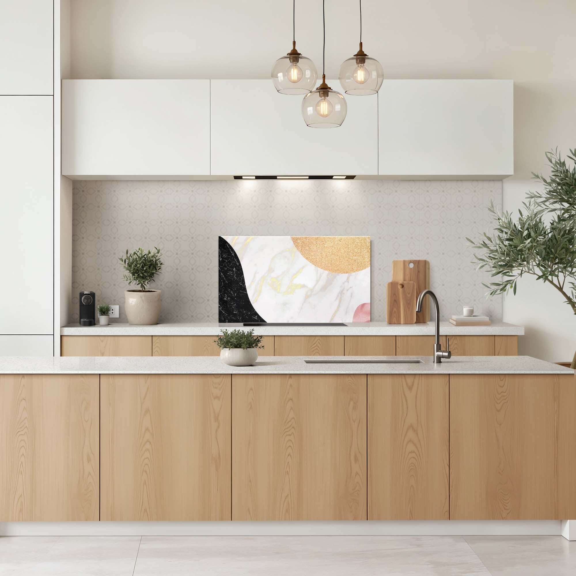 Marble Chic Spatscherm in moderne keuken, met stijlvolle marmerdesign en gouden, zwarte accenten. Perfecte spatwand en keuken spatscherm.