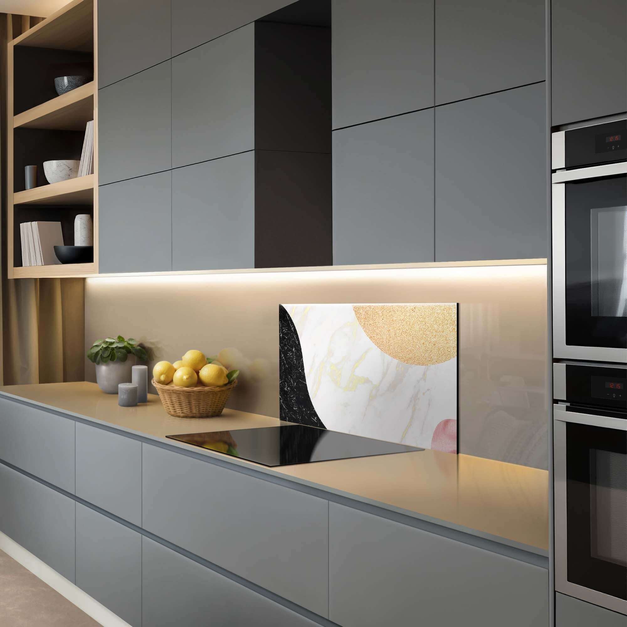 Marble Chic Spatscherm in moderne keuken, stijlvol spatwand design met gouden en zwarte accenten, perfect keuken spatscherm.