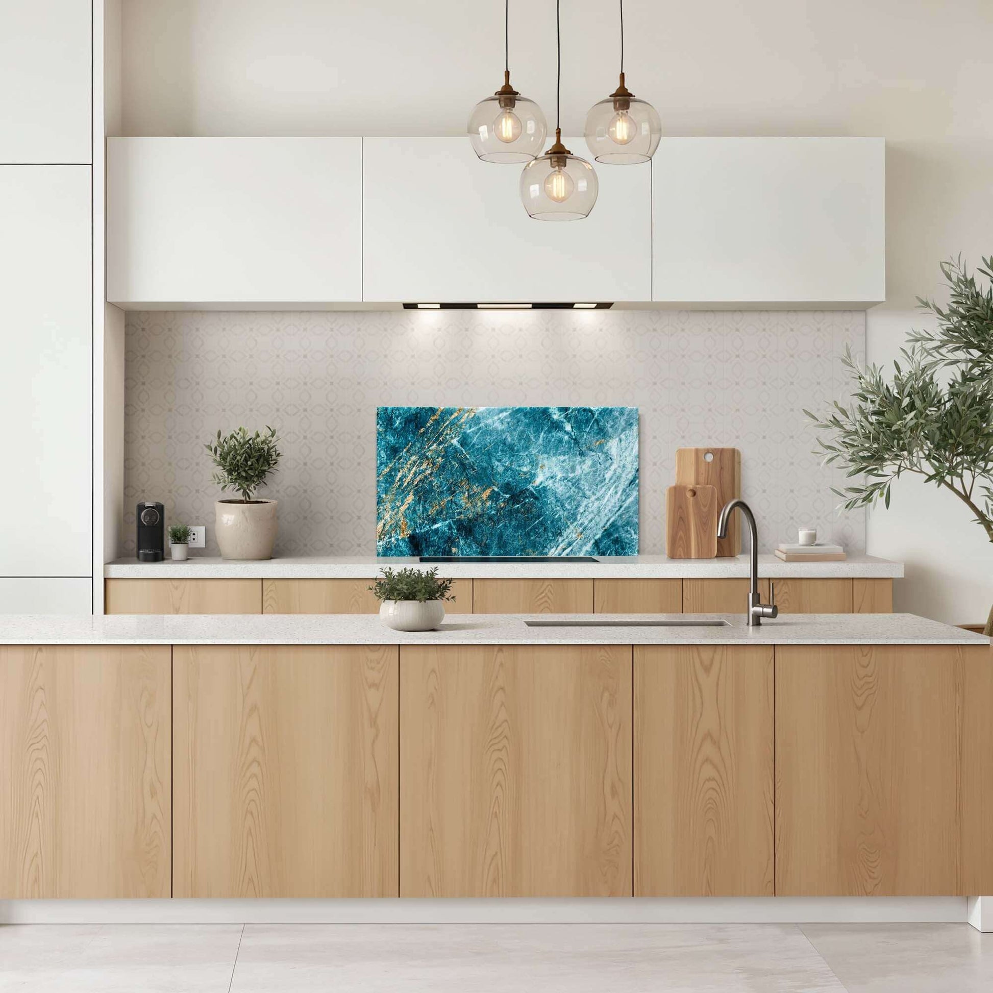 Luxusküche mit Rückwand aus Deep Ocean Marmor, tiefblaue Rückwand mit goldenen Akzenten, elegante Küchenarmaturen.