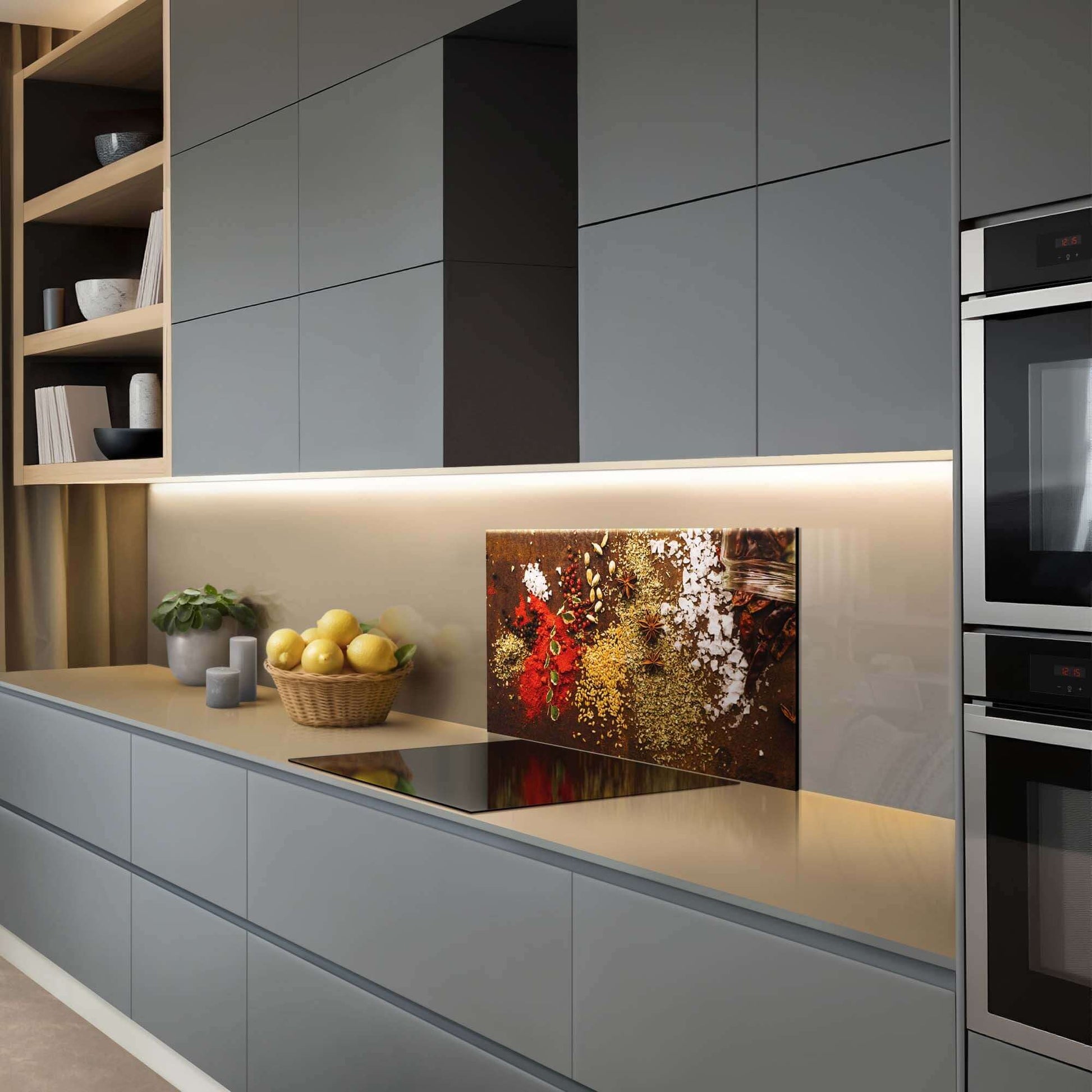 Spice Symphony Spatscherm in moderne keuken, kleurrijk spatwandontwerp, perfecte keukenbescherming, keuken spatscherm, esthetische uitstraling.