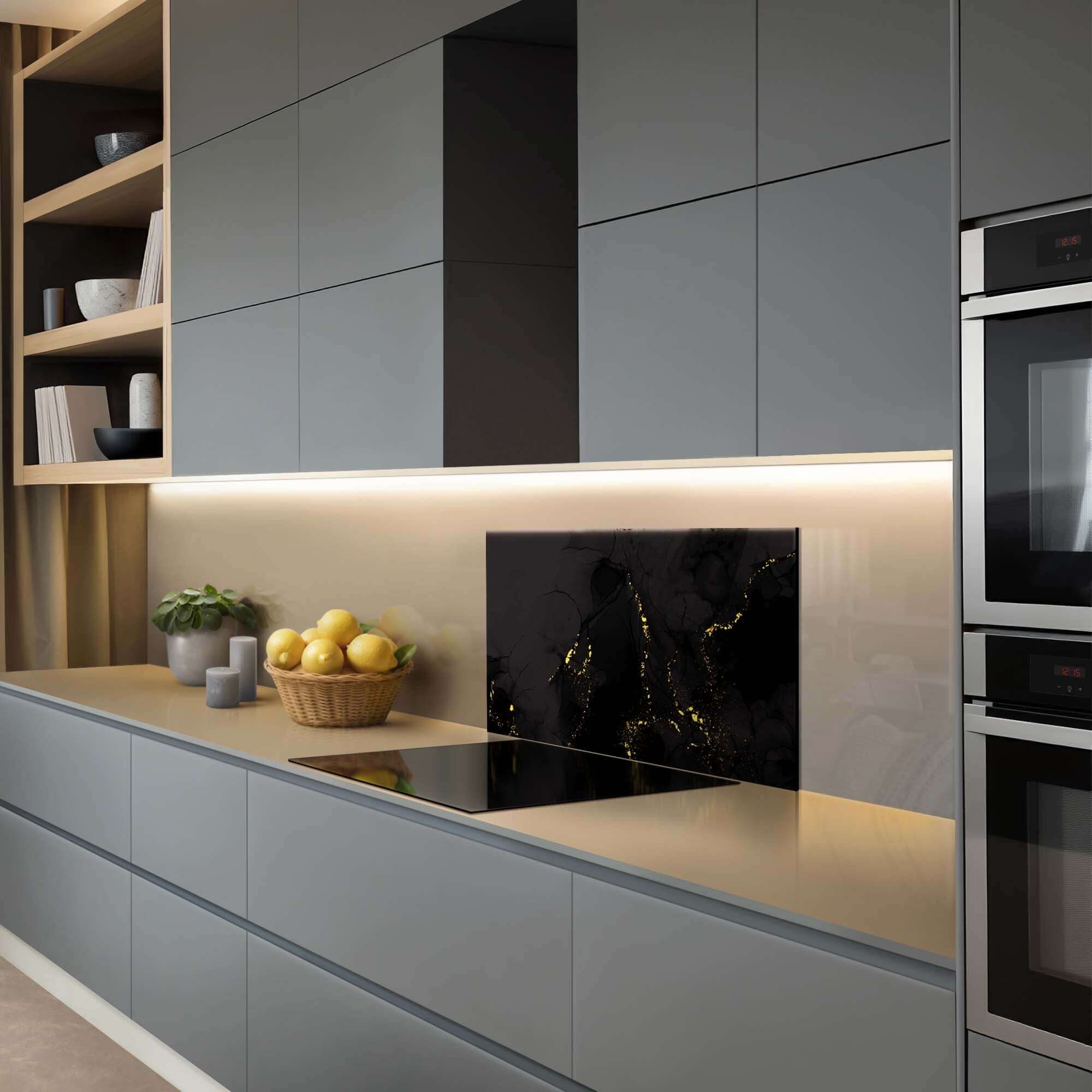 Schwarzer Marmor-Gold-Splashback in moderner Küche, luxuriöser Splashback, schwarz-goldene Akzente, Küchen-Splashback, eleganter Splashback.
