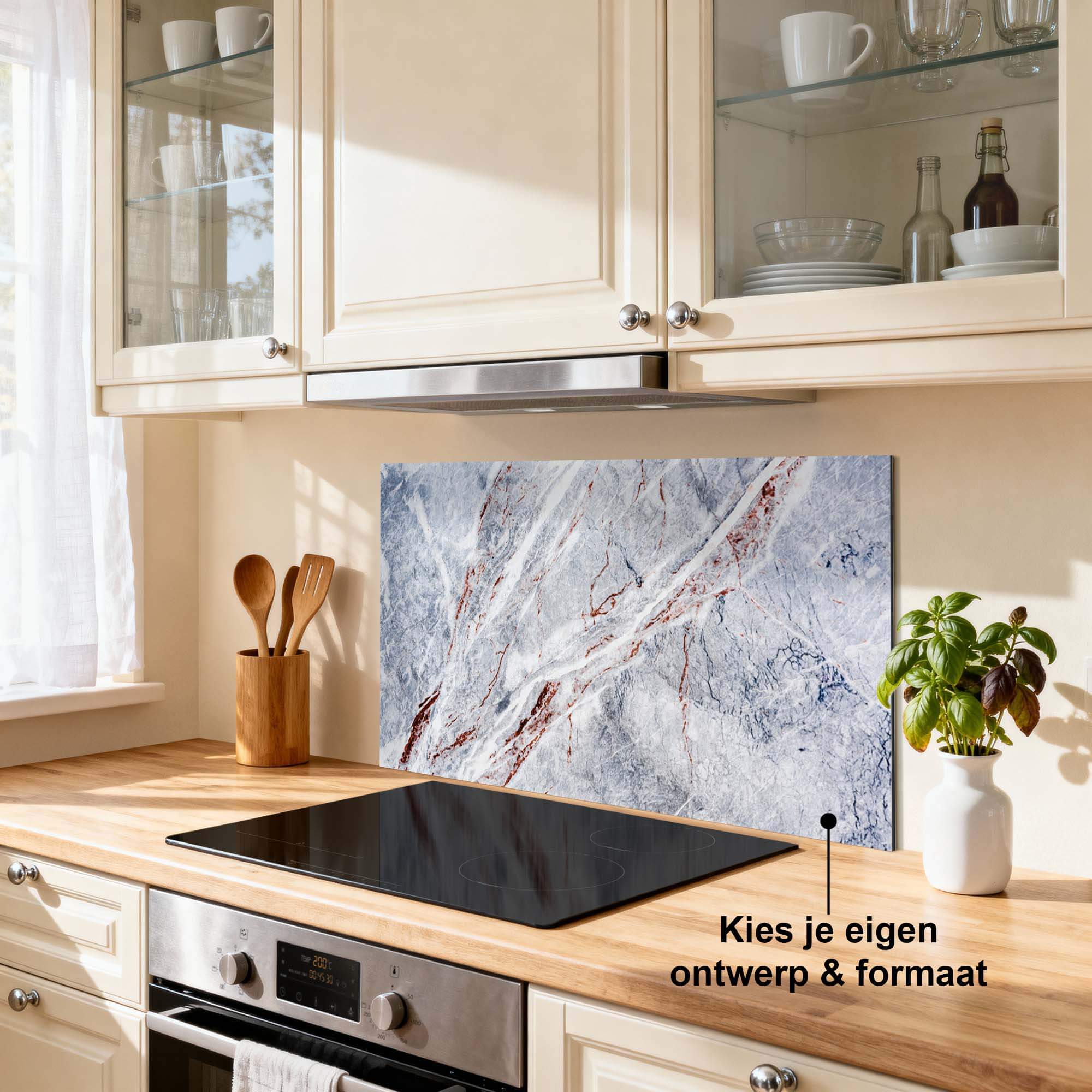 Elegant Marble Spatscherm met roodbruine accenten in een keuken, ideaal als keuken spatscherm of spatwand voor een stijlvolle uitstraling.