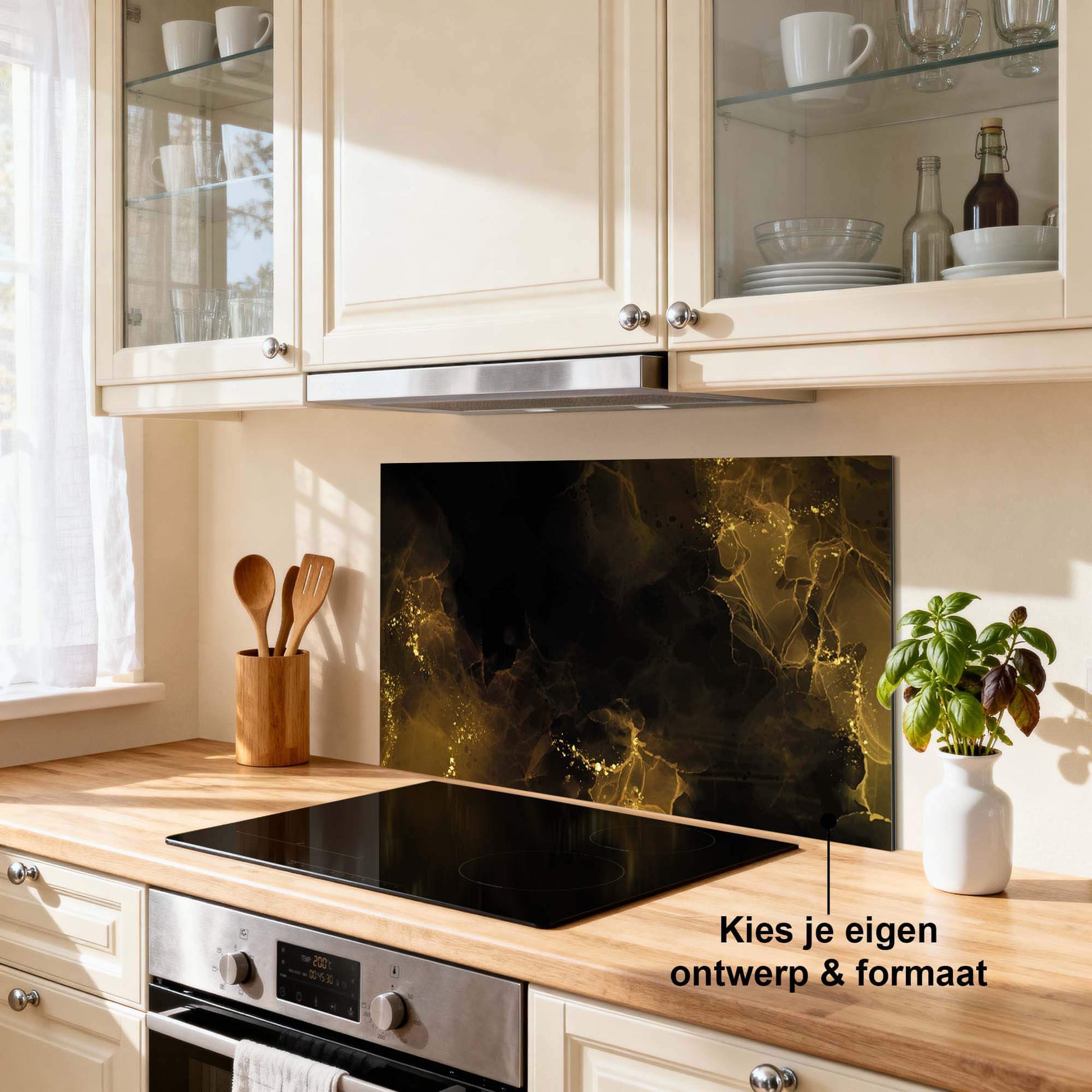 Golden Smoke Spatscherm op keukenmuur met zwart en gouden accenten, luxe spatwand voor keuken, Keuken Spatscherm design