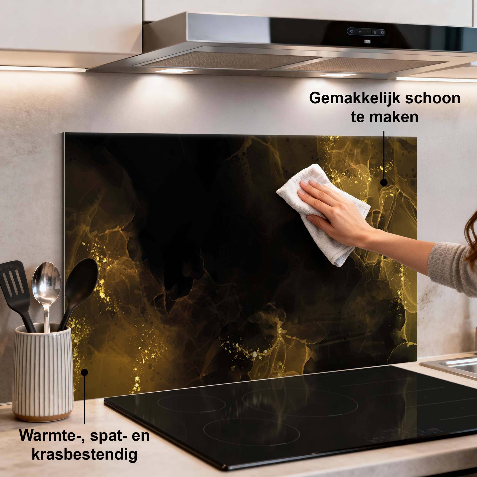 Golden Smoke Spatscherm in een moderne keuken, spatwand met zwart en gouden accenten, keukenaccessoire dat gemakkelijk schoon te maken is.
