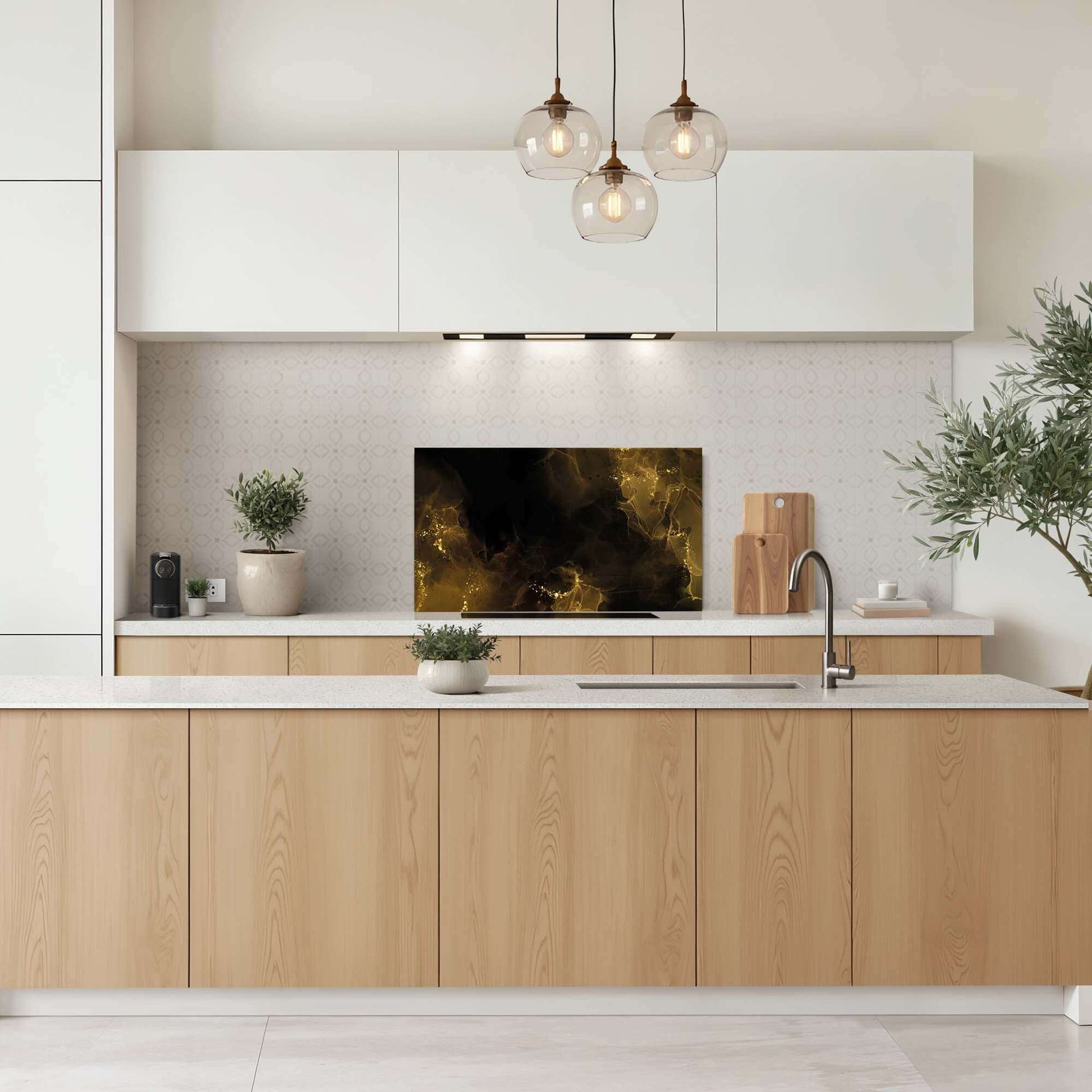 Elegant keukenontwerp met Golden Smoke Spatscherm, zwart en gouden spatwand voor moderne keukens. Luxueus keuken spatscherm.