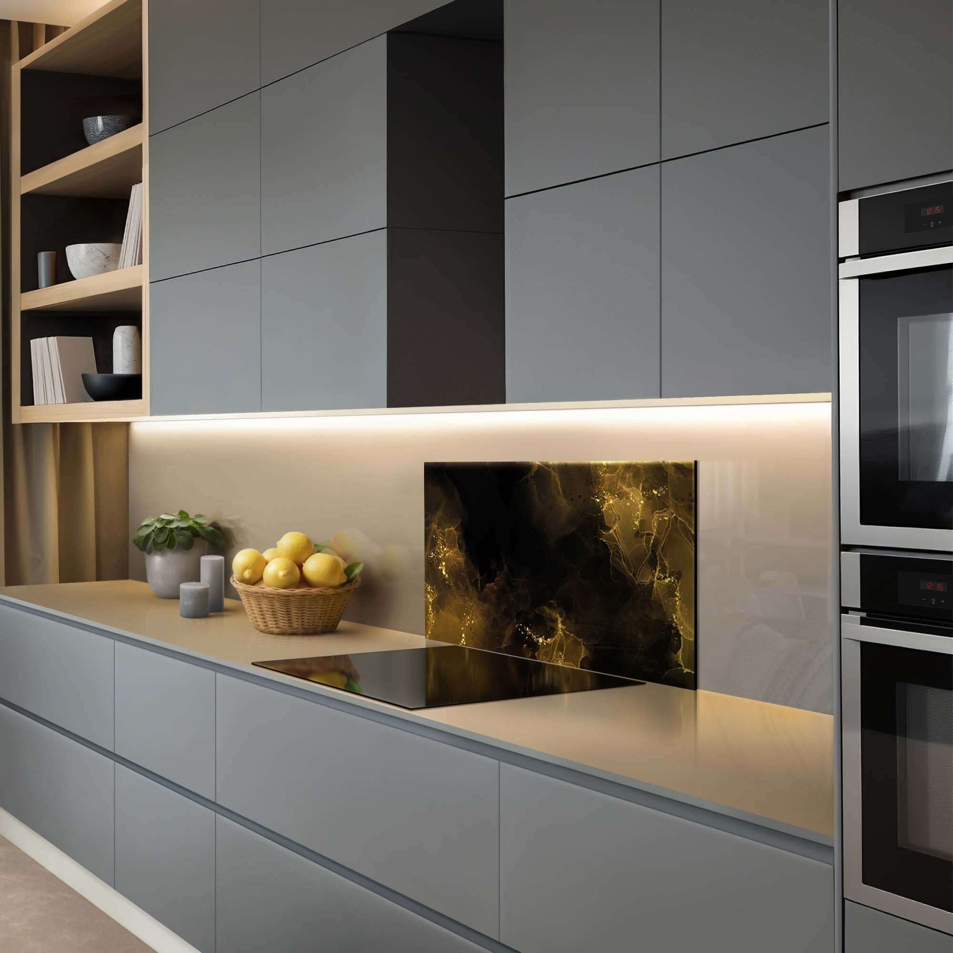 Elegant Golden Smoke Spatscherm met goudaccenten in moderne keuken, perfect als spatscherm en keuken spatwand.