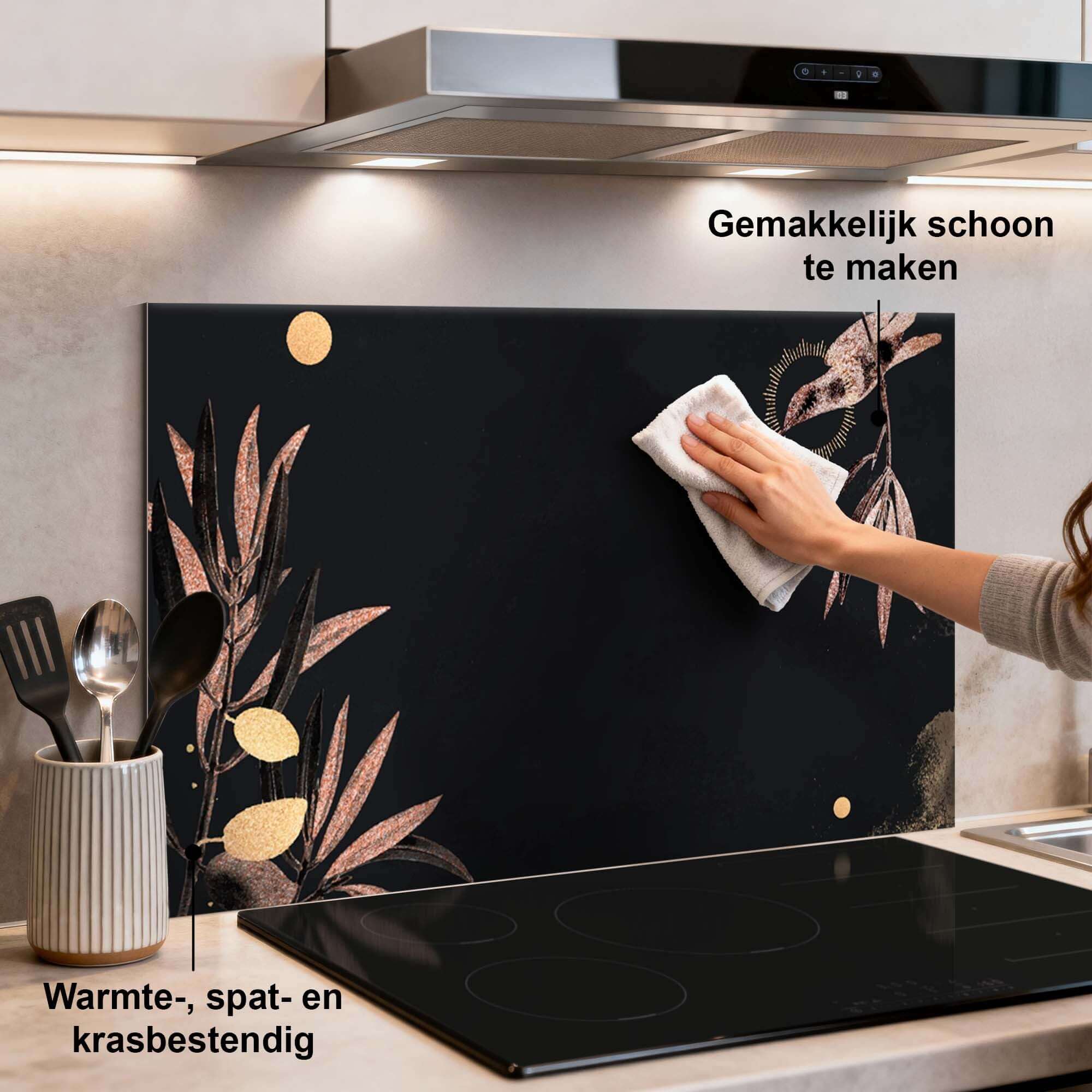 Golden Olive Spatscherm in de keuken, luxe zwart met gouden accenten en olijftakken, ideaal spatwand voor stijl en bescherming.