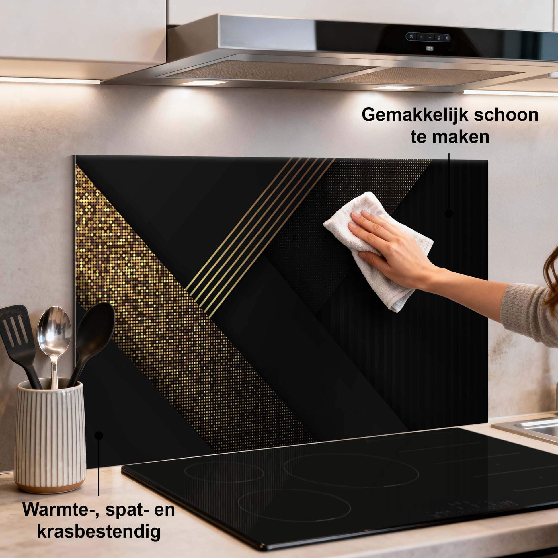 Golden Geometry Spatscherm met zwart en gouden geometrisch ontwerp in een moderne keuken als stijlvol keuken spatscherm of spatwand.