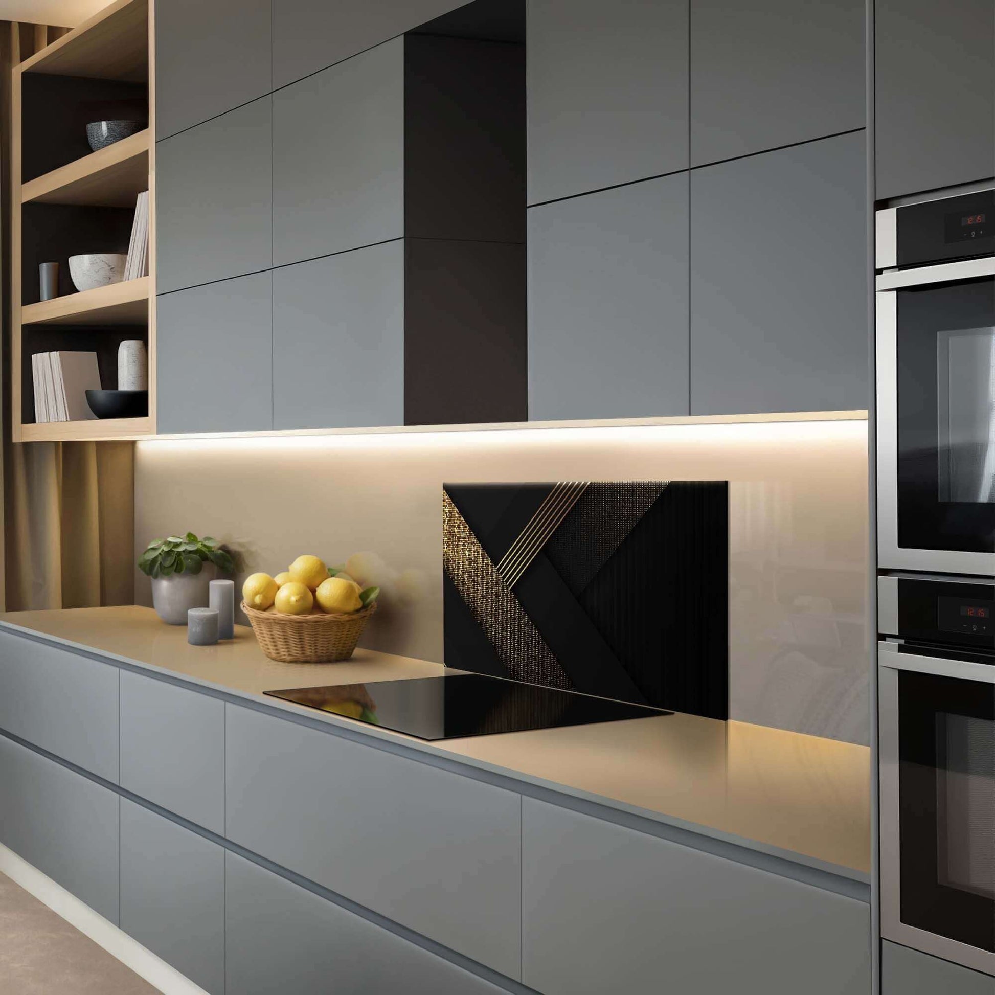 Golden Geometry Spatscherm in moderne keuken met zwart en goud geometrisch ontwerp, als luxe keuken Spatscherm of Spatwand optie.