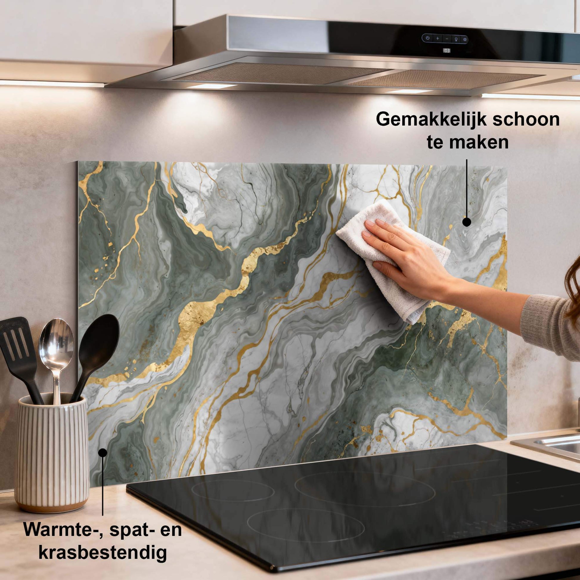 Luxurious Marble Green Spatscherm gemonteerd in keuken, elegant marmerontwerp met gouden aders, Spatscherm en Keuken Spatwand sfeer