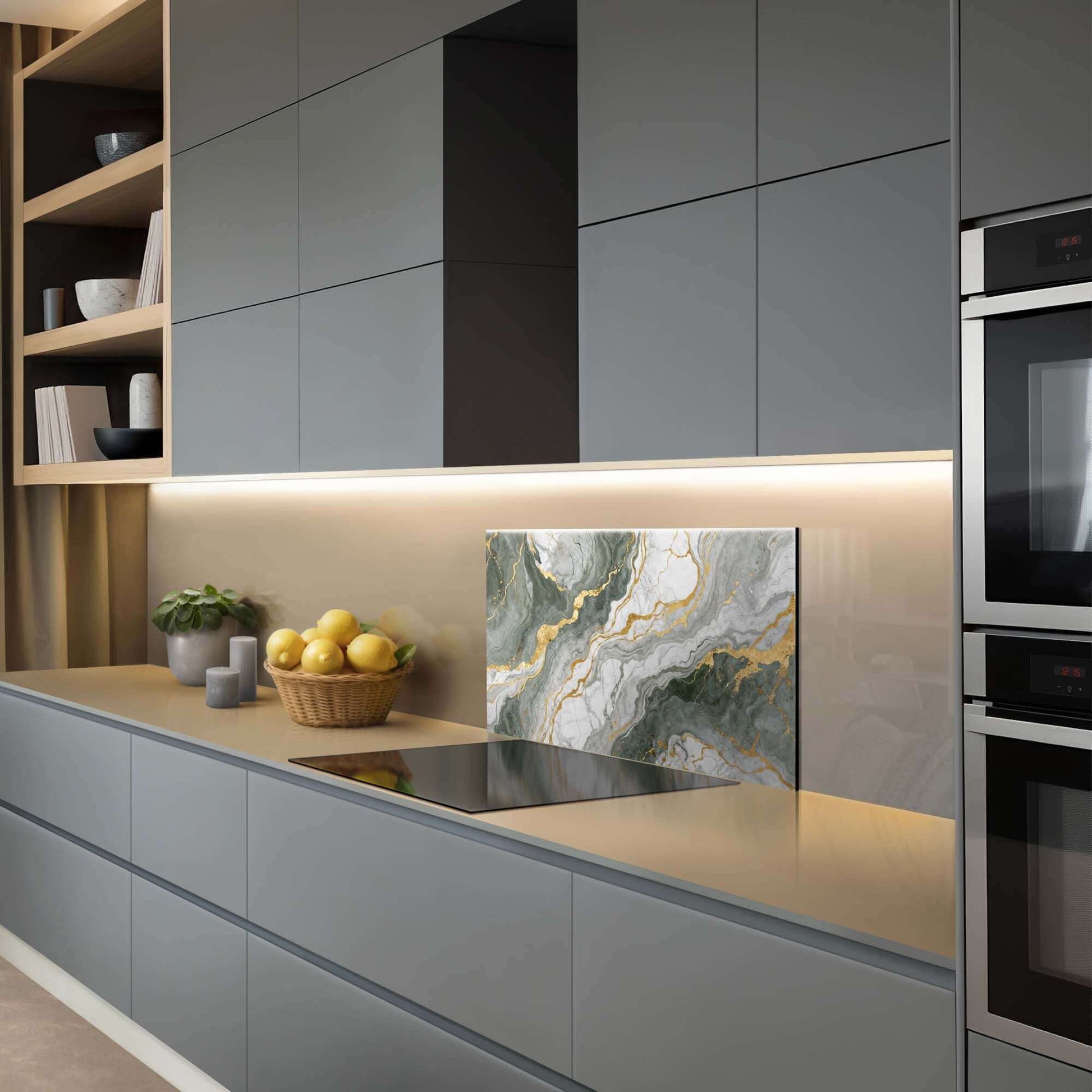 Luxurious Marble Green Spatscherm in moderne keuken, elegant spatscherm met diepe groen en gouden aders, perfect als keuken spatscherm.