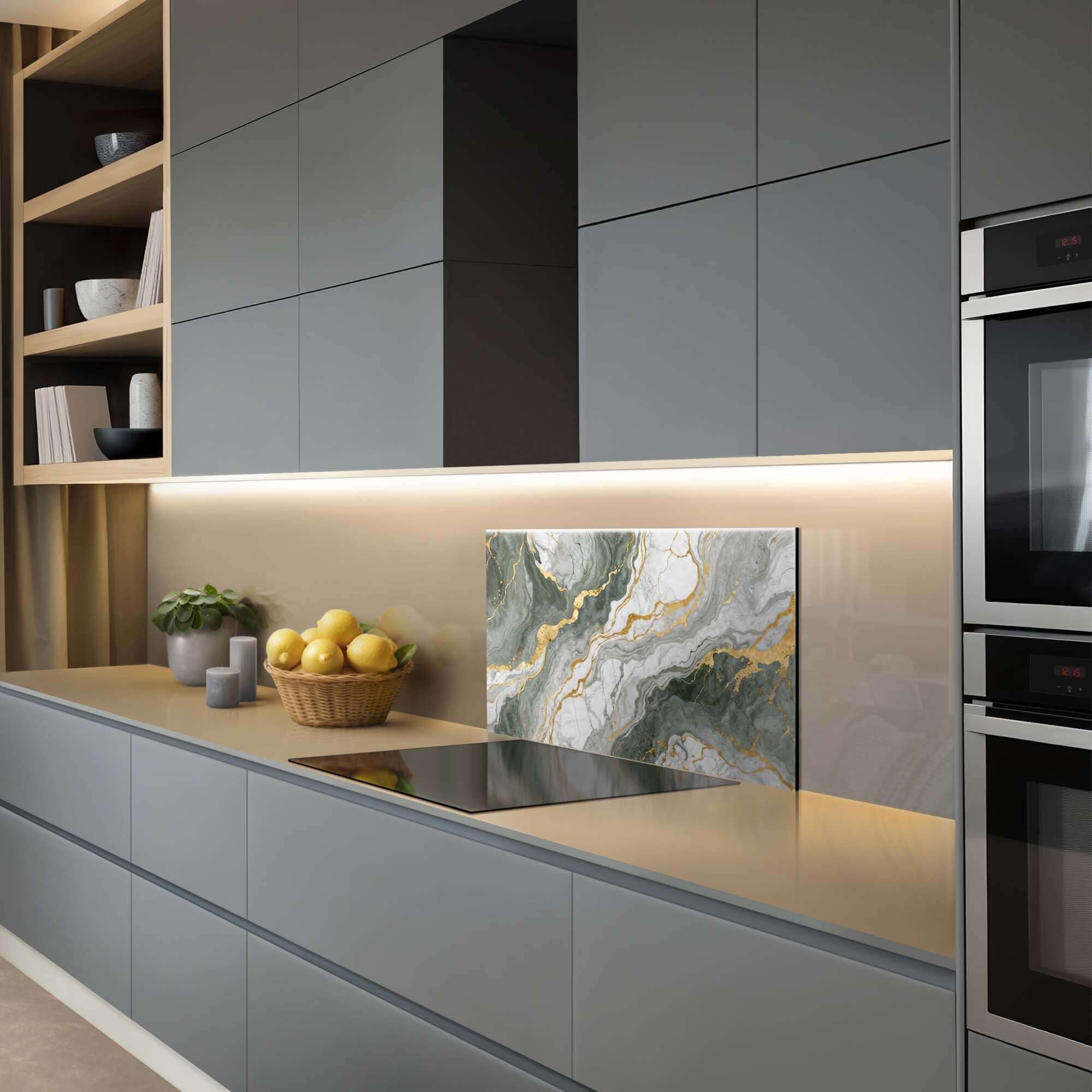Luxurious Marble Green Spatscherm in moderne keuken, elegant spatscherm met diepe groen en gouden aders, perfect als keuken spatscherm.