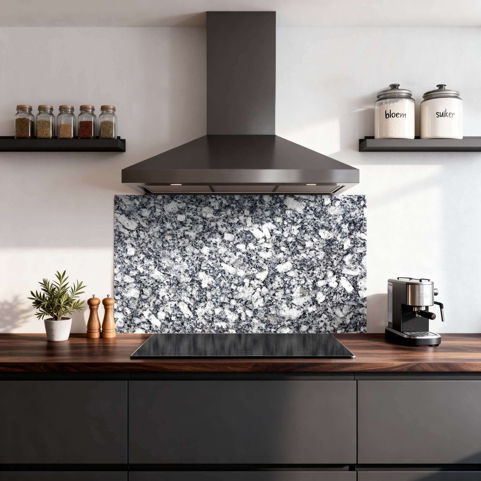 Midnight Granite Spatscherm in een moderne keuken met blauwgrijs graniet, ideaal als hittebestendige en krasvaste keuken spatscherm.