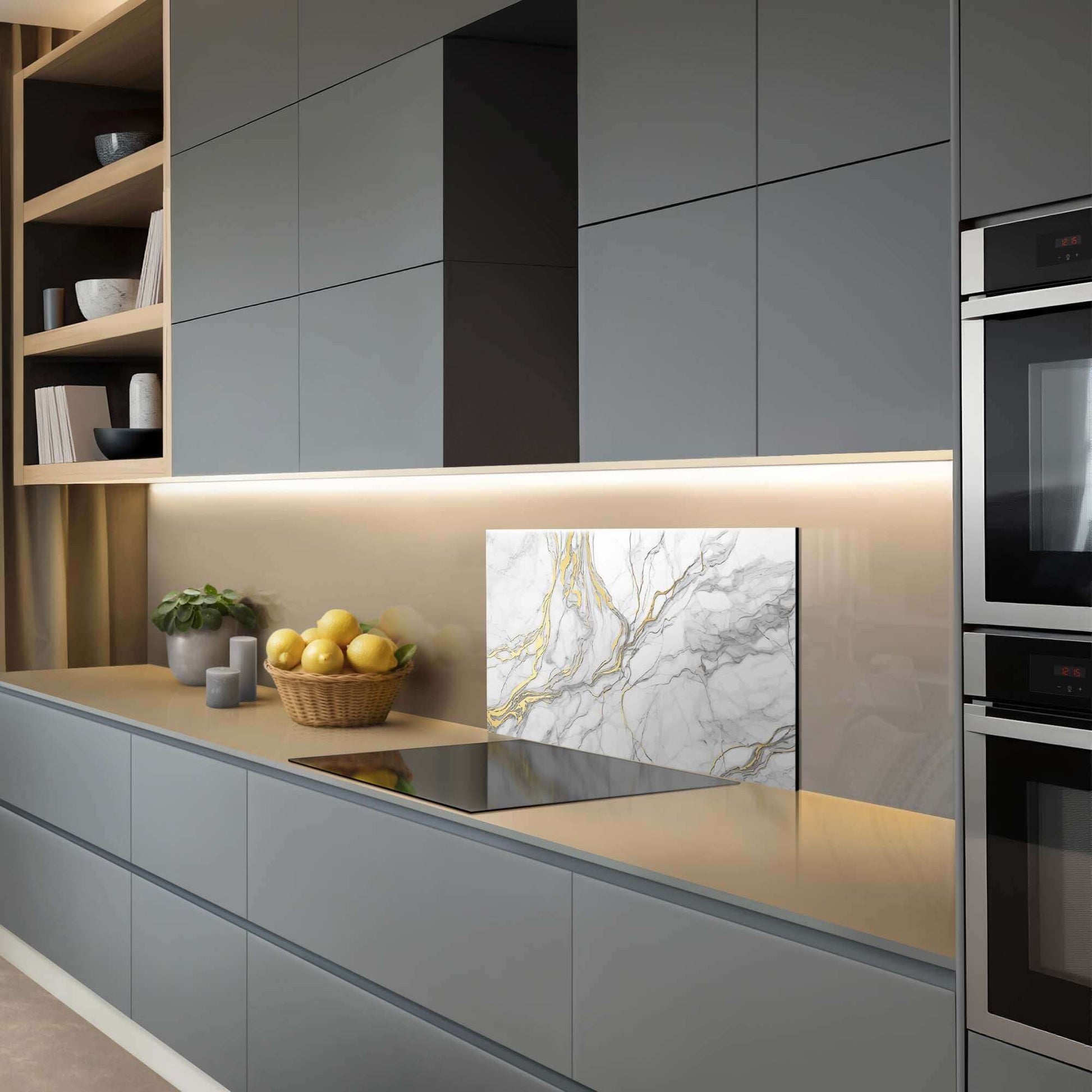 Eleganter Goldmarmor-Spritzschutz in moderner Küche, Küchen-Spritzschutz mit Marmor-Design und Gold-Akzenten, stilvolle Spritzwand