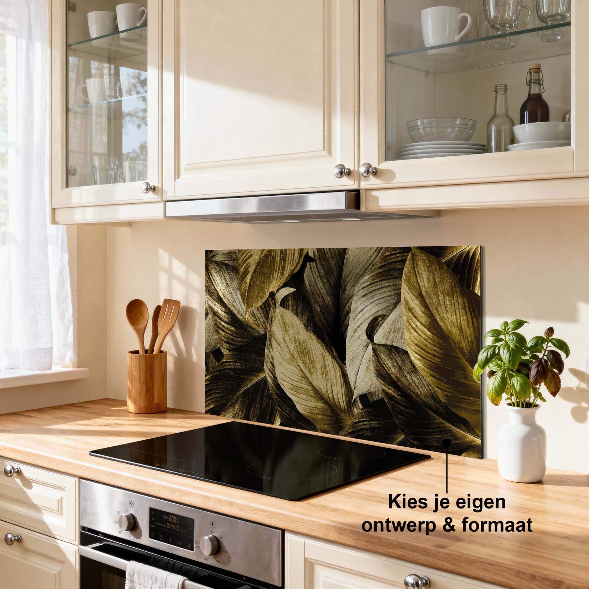 Golden Leaves Spatscherm in keuken, brengt luxe en stijl met gouden bladmotief. Perfect als spatwand of keuken spatscherm.