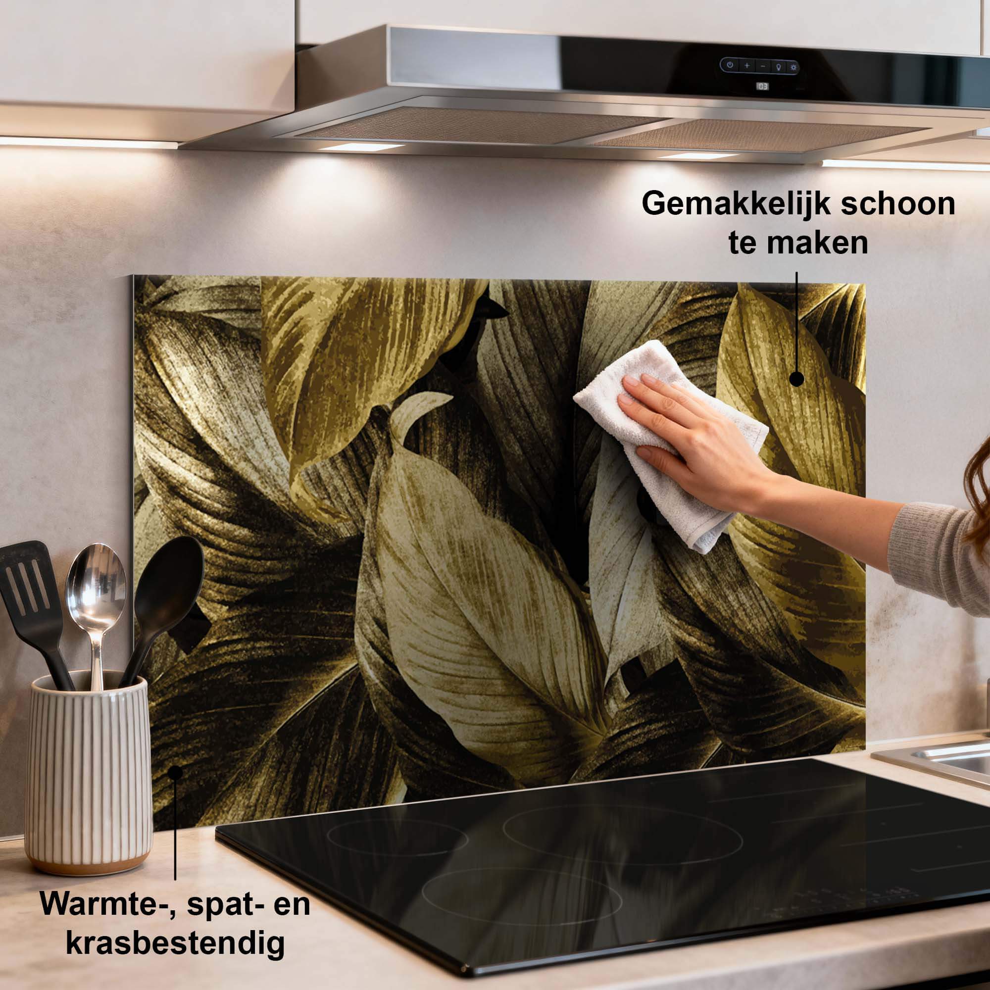 Golden Leaves Spatscherm in een moderne keuken met gouden bladmotief, spatwand eenvoudig te reinigen voor luxe uitstraling.