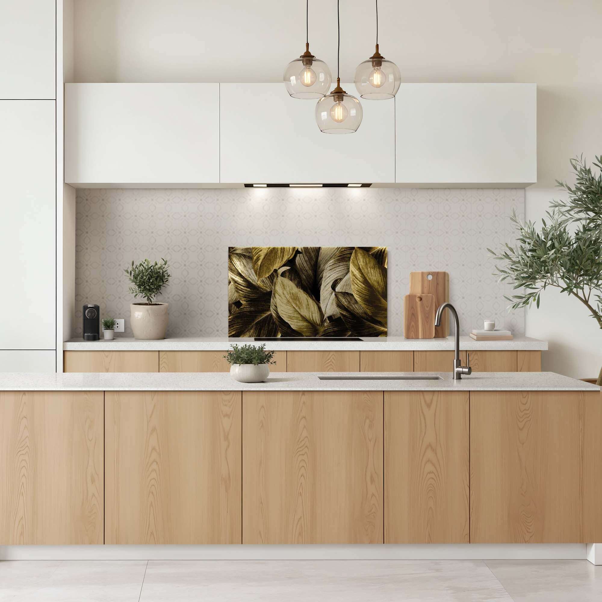 Golden Leaves Spatscherm in moderne keuken met luxe gouden bladmotief op spatwand. Ideaal keuken spatscherm voor warmte en stijl.