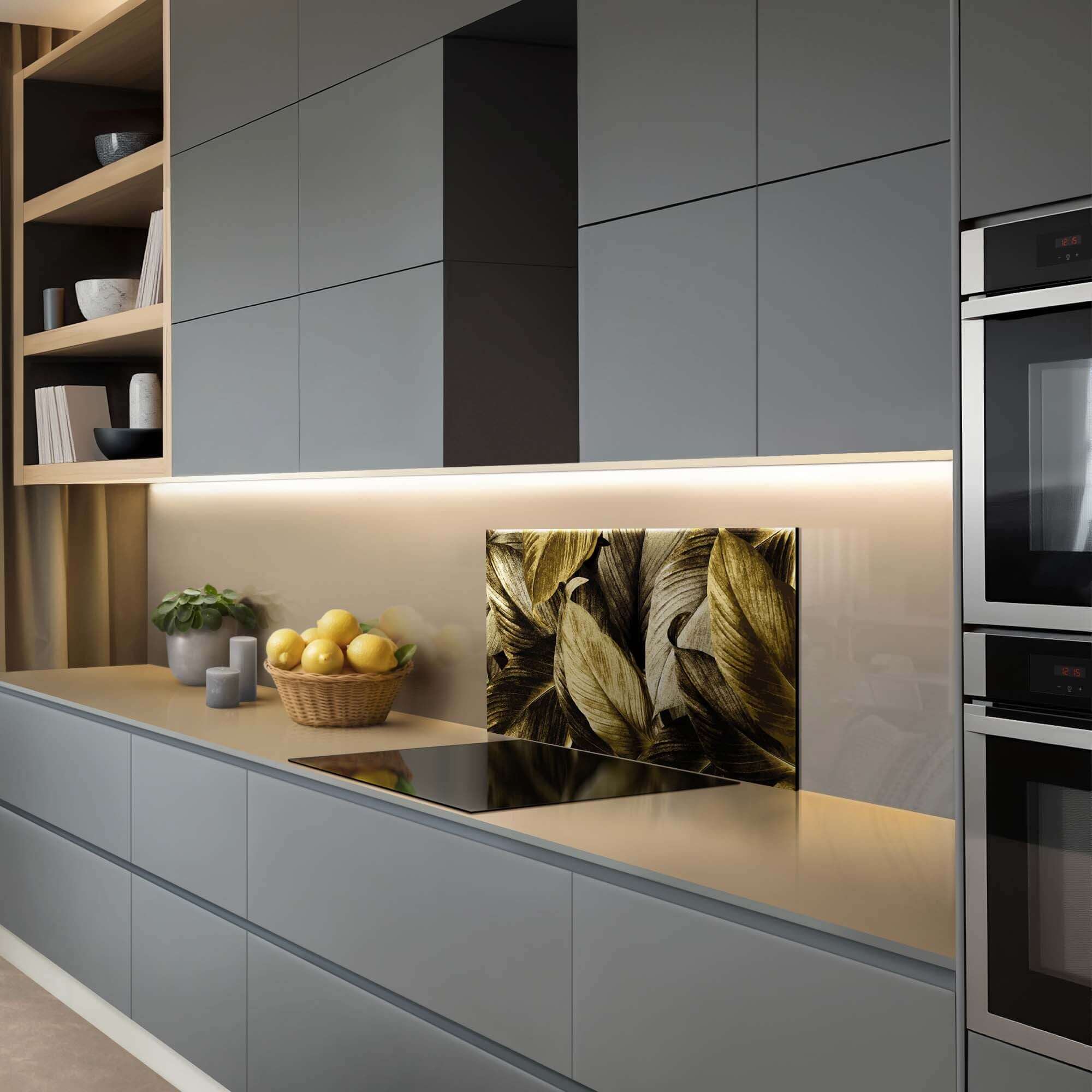 Golden Leaves Spatscherm in moderne keuken, luxe spatwand met gouden bladmotief. Perfect als stijlvol keuken spatscherm.