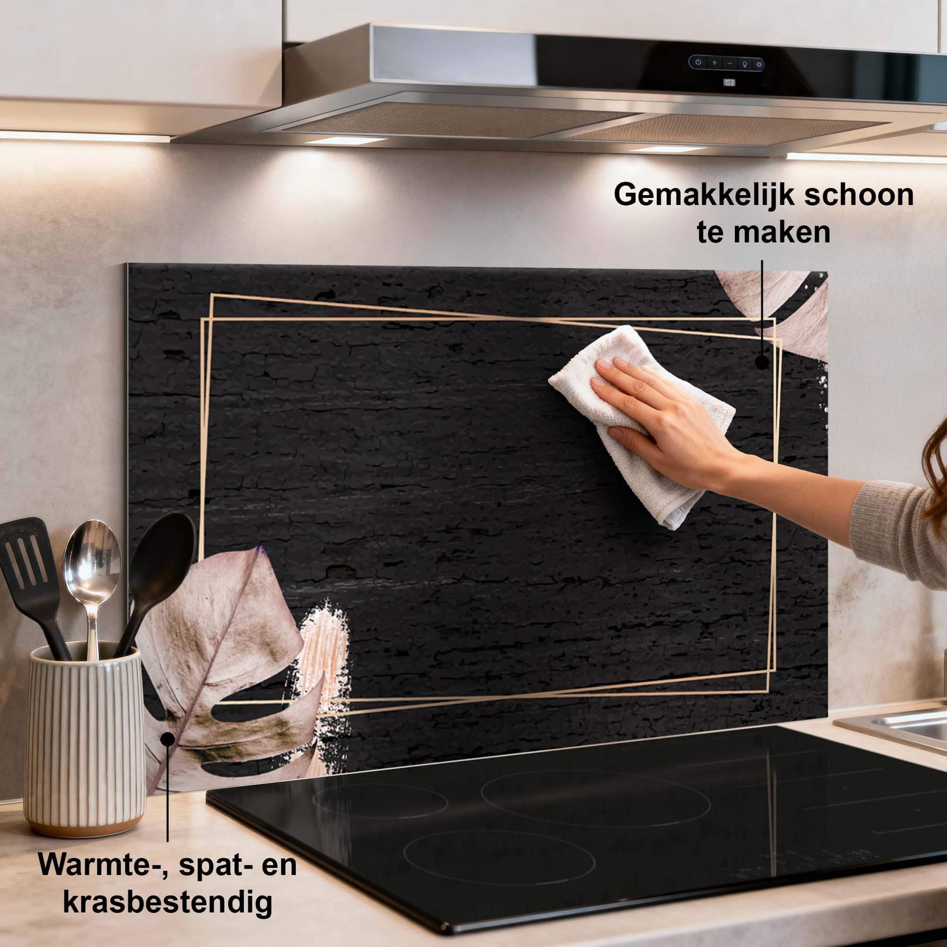 Person reinigt Midnight Leaves Spatscherm; elegant keuken spatscherm met zwart en gouden lijnen, geschikt voor moderne keukens, spatwand.