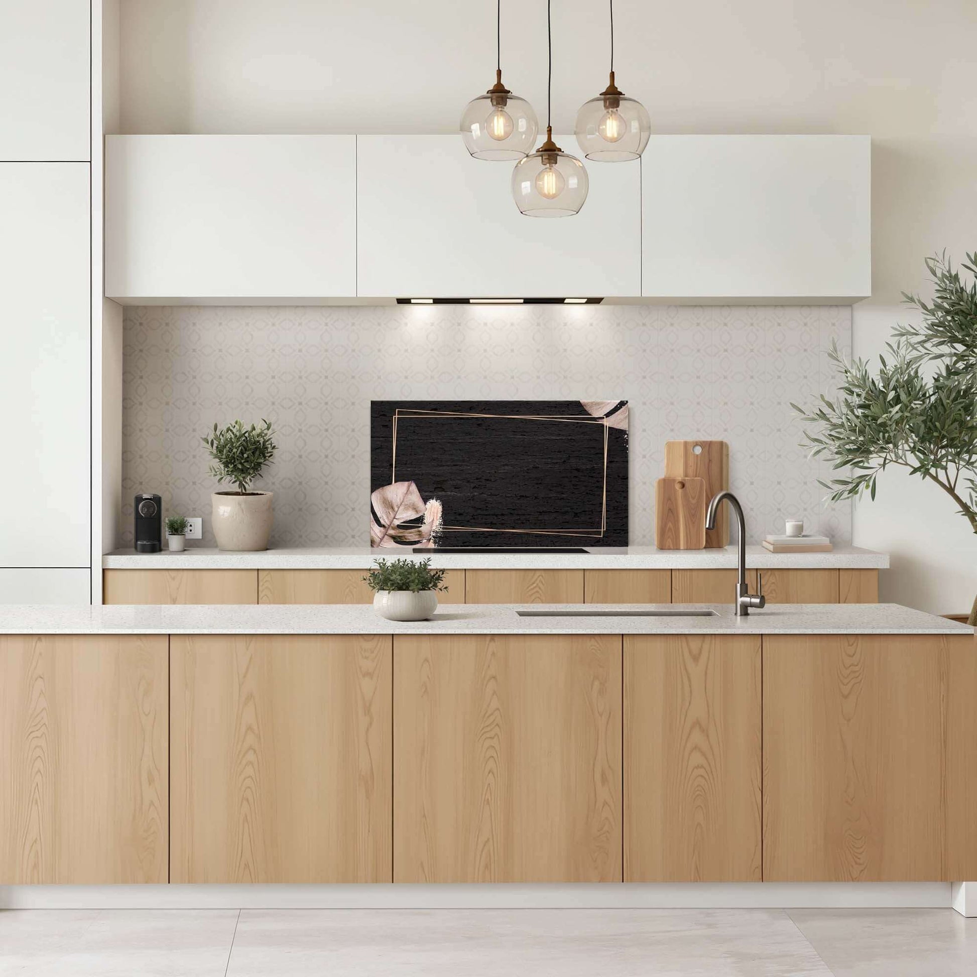 Modern keuken met Midnight Leaves Spatscherm, een stijlvol zwart en goud Spatscherm voor een chique spatwand in de keuken.