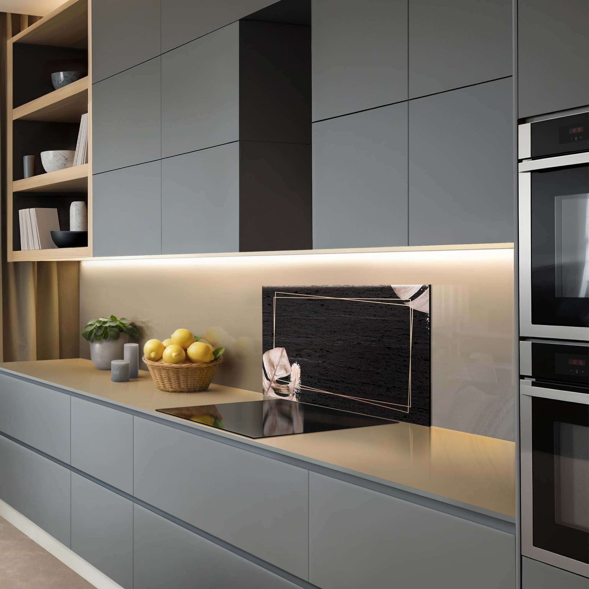 Midnight Leaves Spatscherm in moderne keuken, elegant zwart met gouden lijnen, perfect spatwand en keuken spatscherm voor chique uitstraling.